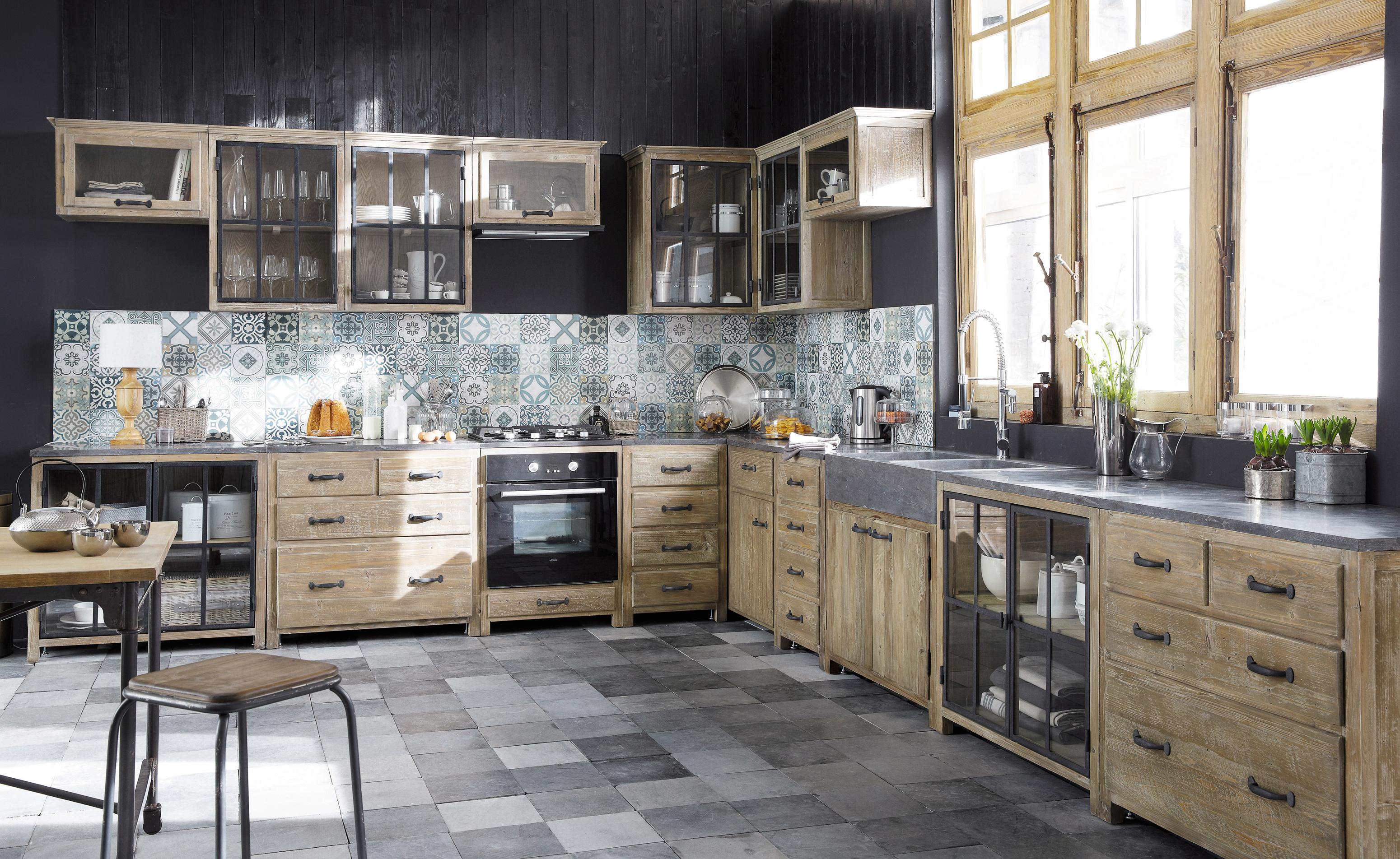 Robuste Küche aus Holz #hocker #holztisch #fliesen #wandfliesen #tisch #wandpaneel #holzküche #küchenwandfliesen ©Maisons du Mondes