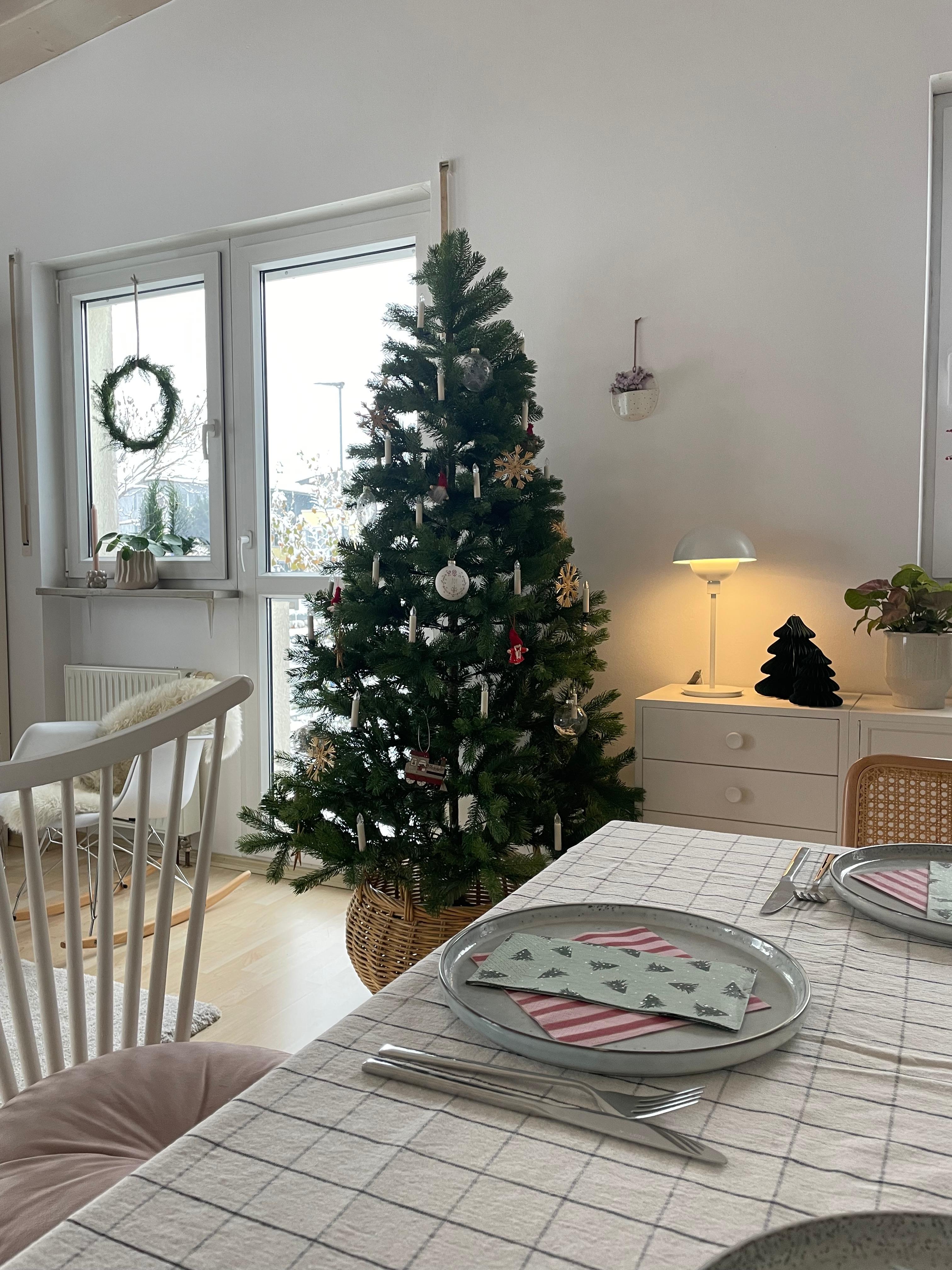 Rocking around the Christmastree...der Baum steht und jetzt ist auch die Weihnachtsstimmung da. 
#christbaum#couchstyle#interior#einrichtungsideen 