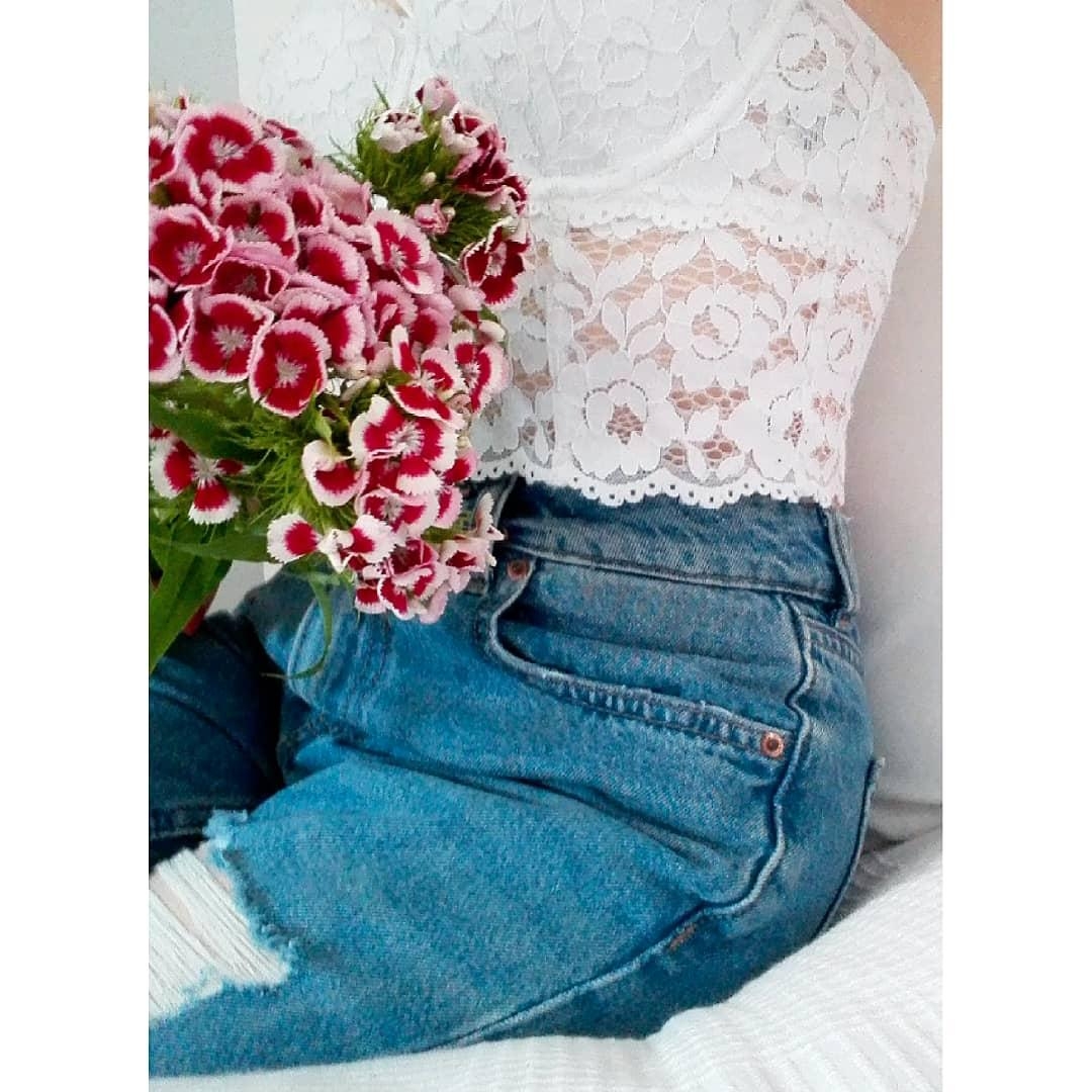 Romantic Vibes. #fashionlieblinge #jeans #denim #destroyedjeans #zerissenejeans #lace #spitze #flowers #blumen
