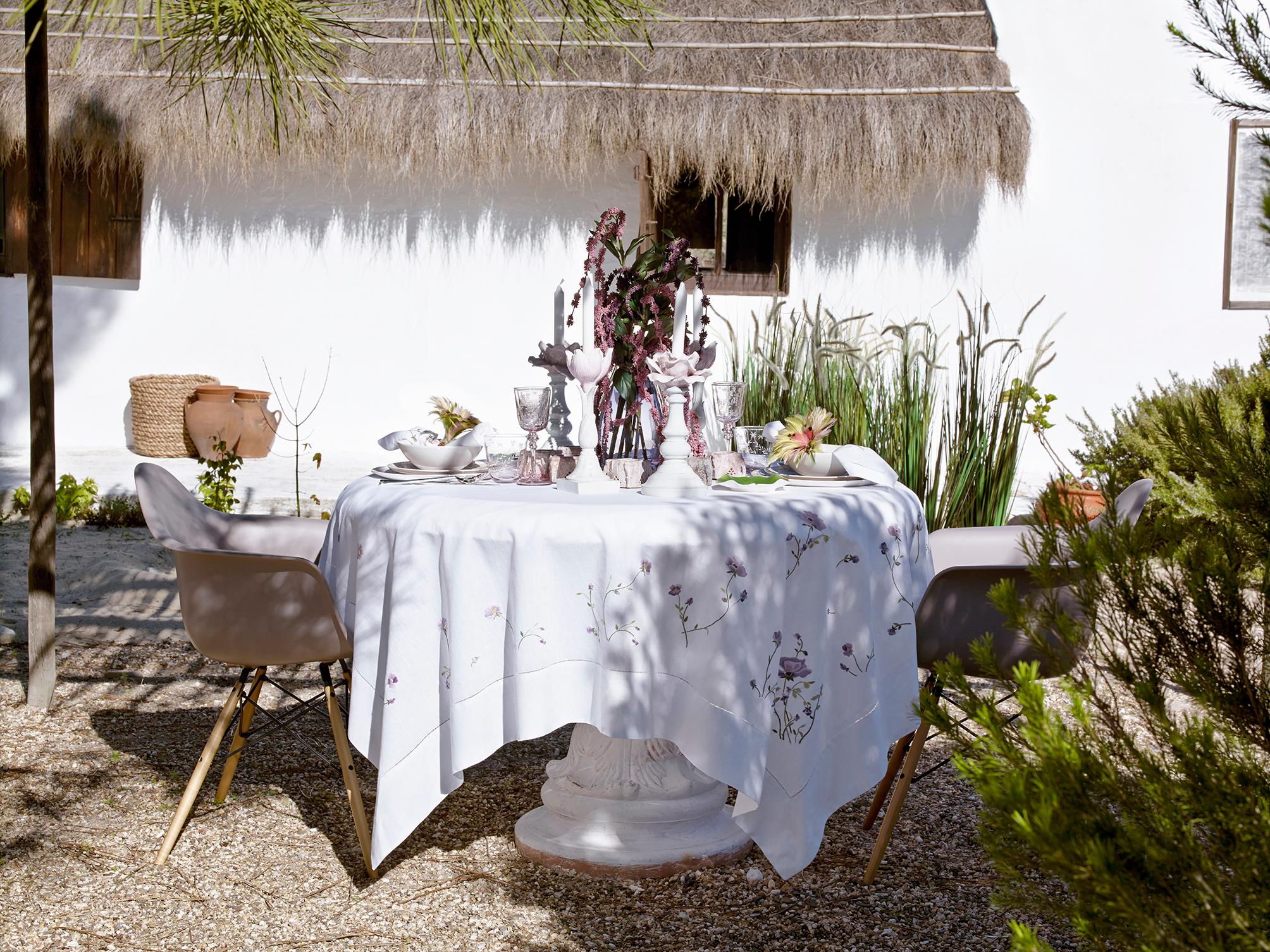 Romantisch gedeckter Gartentisch #kerzenständer #zarahome ©Zara Home