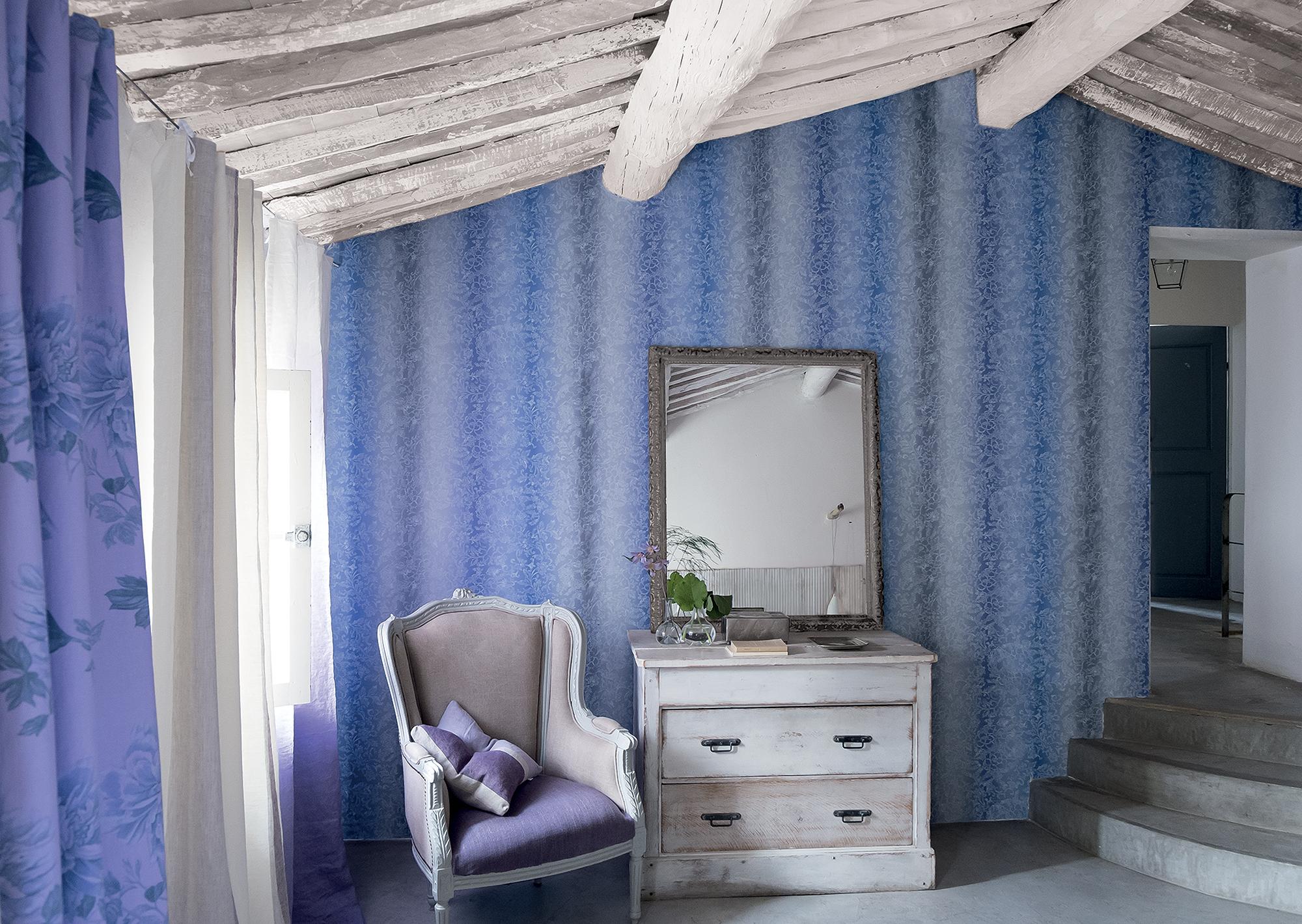 Romantisch gestaltete Zimmerecke #holzbalken #pastellfarbe #deckenbalken #blauewandfarbe #relaxsessel ©Designers Guild