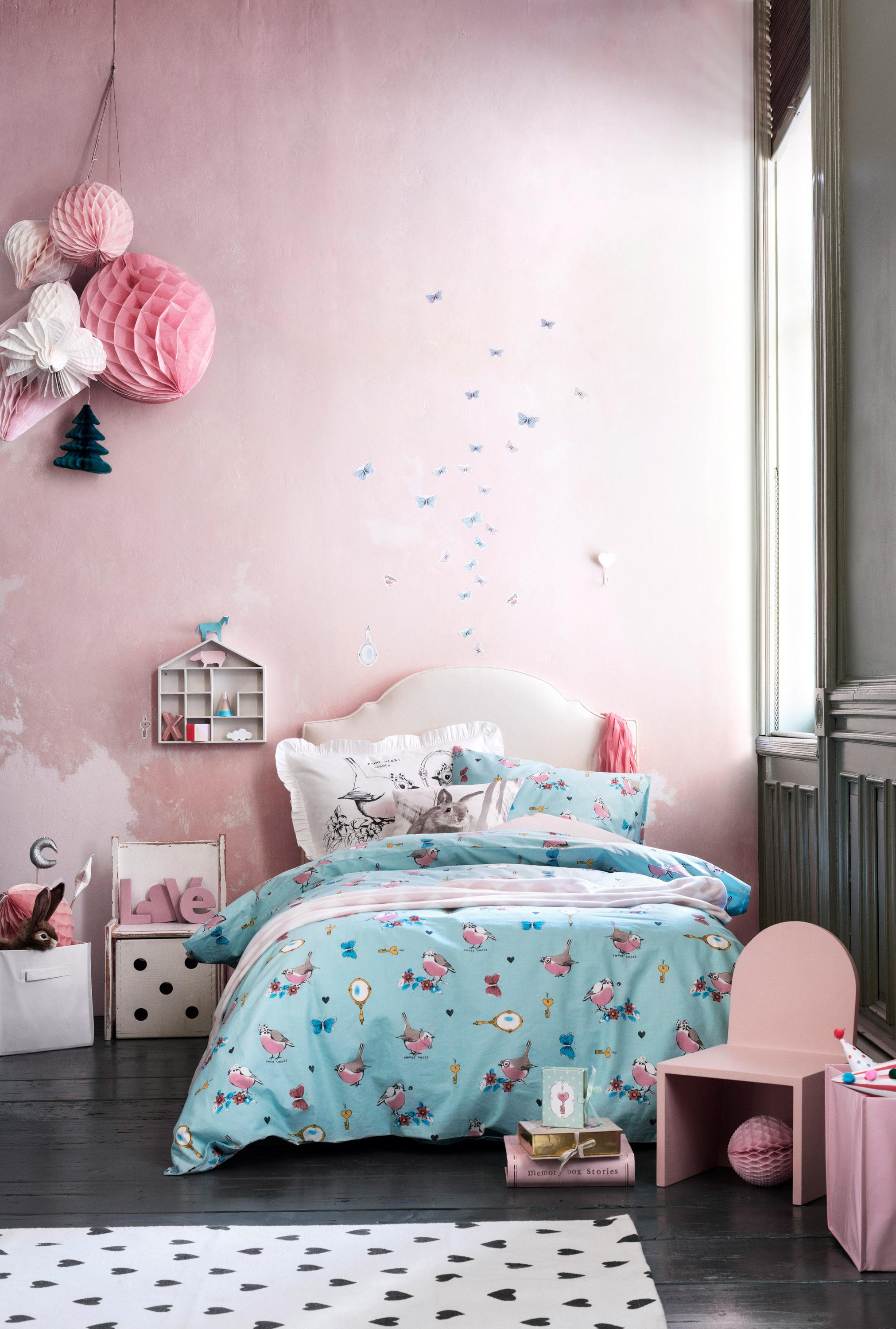 Romantische Ideen fürs Mädchenzimmer #stuhl #bett #teppich #bettwäsche #rosawandfarbe #rosafarbenerstuhl ©H&M Home