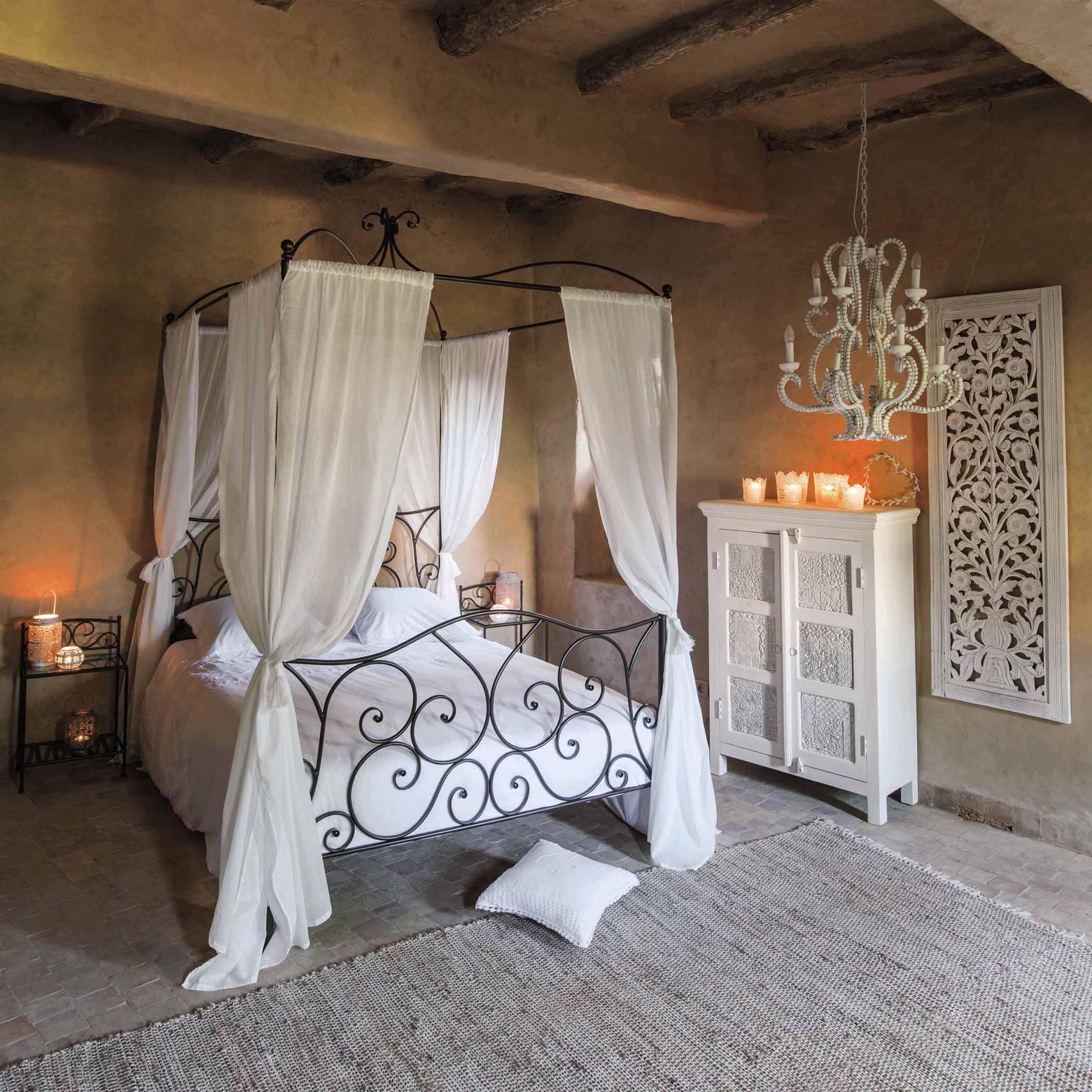Romantisches Himmelbett im hellen Schlafzimmer #teppich #kronleuchter #schlafzimmerbeleuchtung ©Maisons du Monde