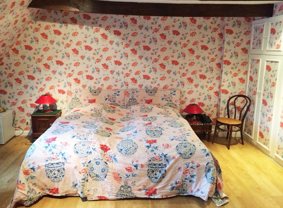 Romantisches Schlafzimmer! #romantischesschlafzimmer #schlafzimmerfarben #bett #bettwäsche #blumenmuster #mustertapete