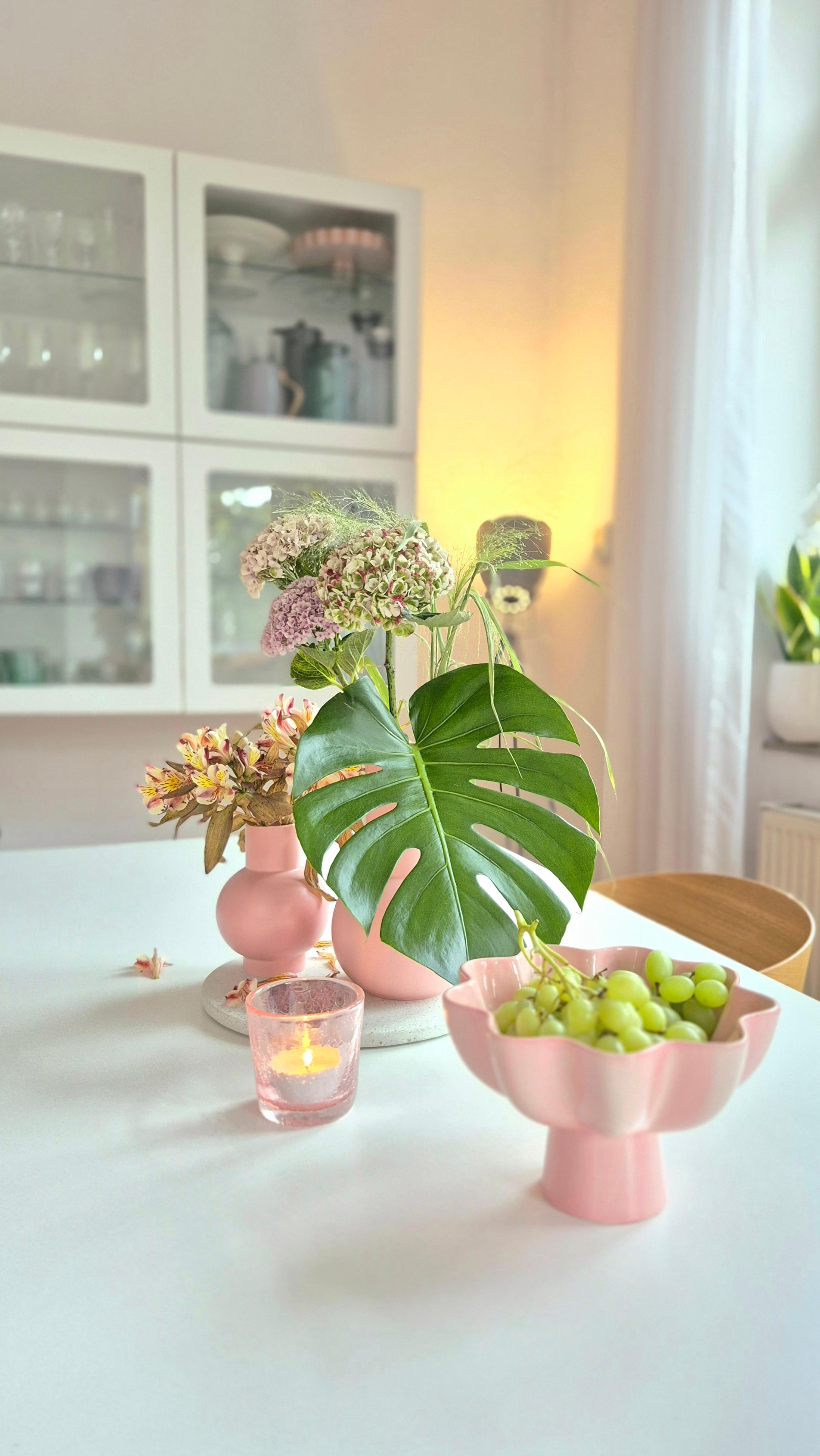 Rosa Glück ♡

#Blumen 
#Vasen 
#Lieblings Farbe 
#Esstisch 
#Altbau 
