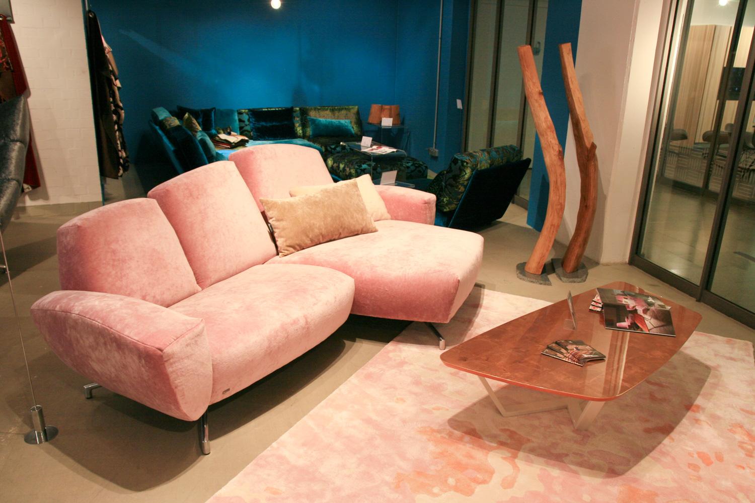 Rosa Sofa mit Kupferakzenten #beistelltisch #teppich #sofa #samtsofa #rosafarbenessofa #rosafarbenessamtsofa ©Bretz / Design Carolin Fieber