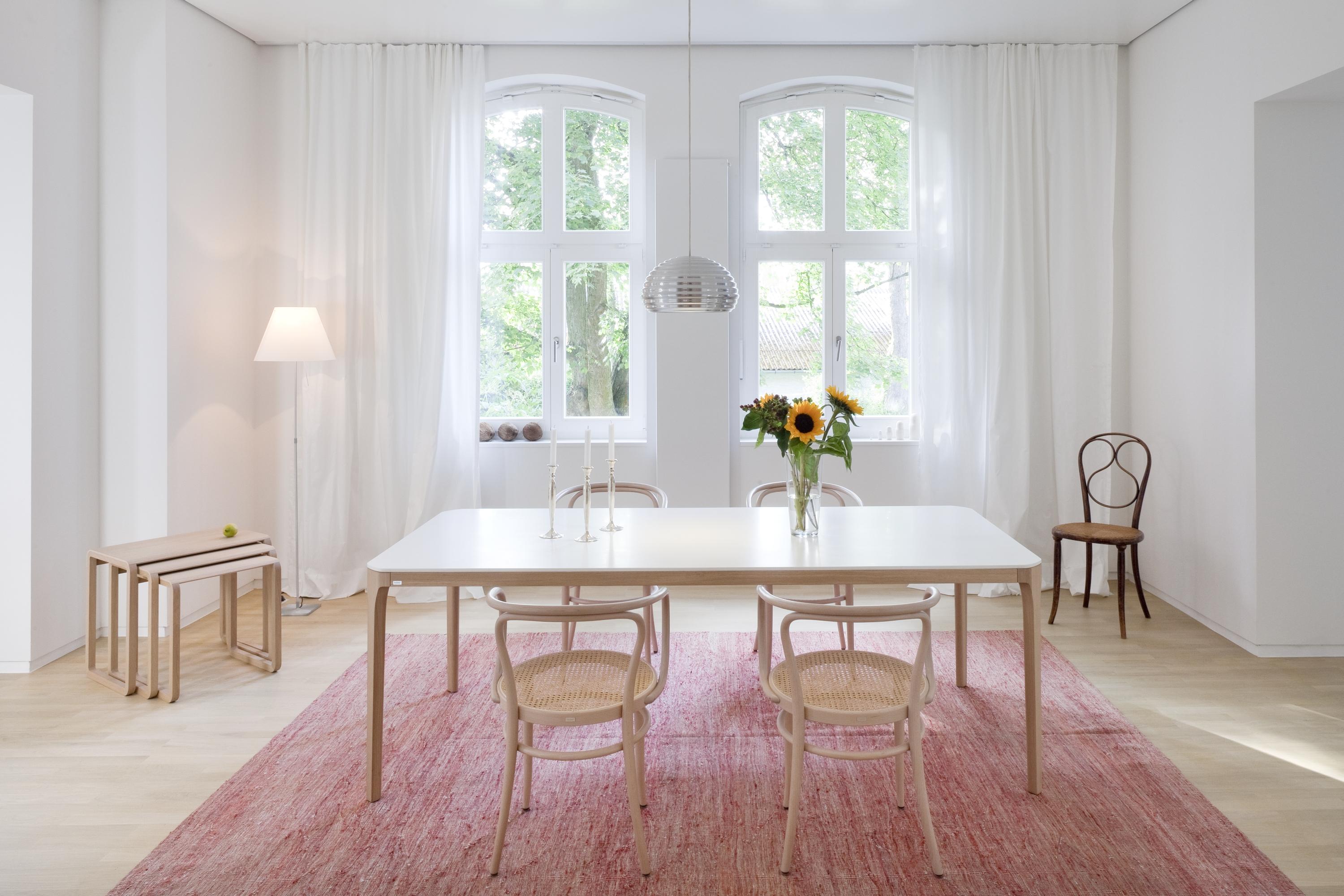 Rosafarbener Teppich mit eleganten Esszimmerstühlen #holzstuhl #laminat ©Thonet