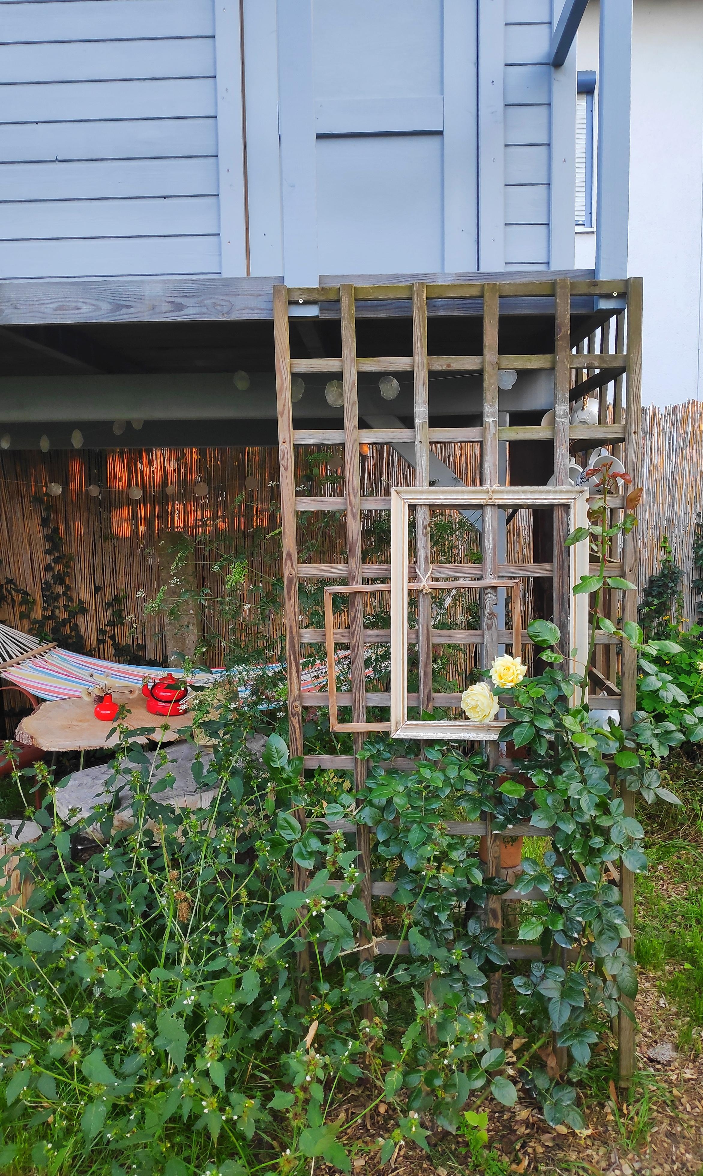 .Rosen.
.Bildhübsch.
#rose #bilderrahmen #upcycling #stelzenhaus #gartenhäusschen #gartenhaus #malanders #DIY