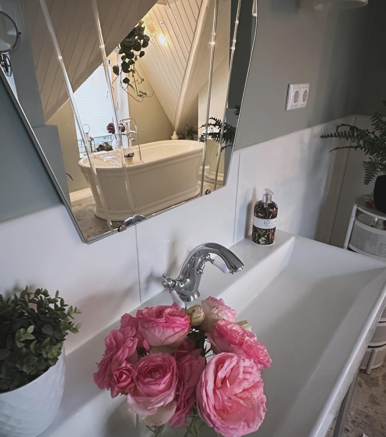 Rosen direkt aus meinem #cottagegarden 
#interior
#cosycottage
#homesweethome
#bathroomdeco