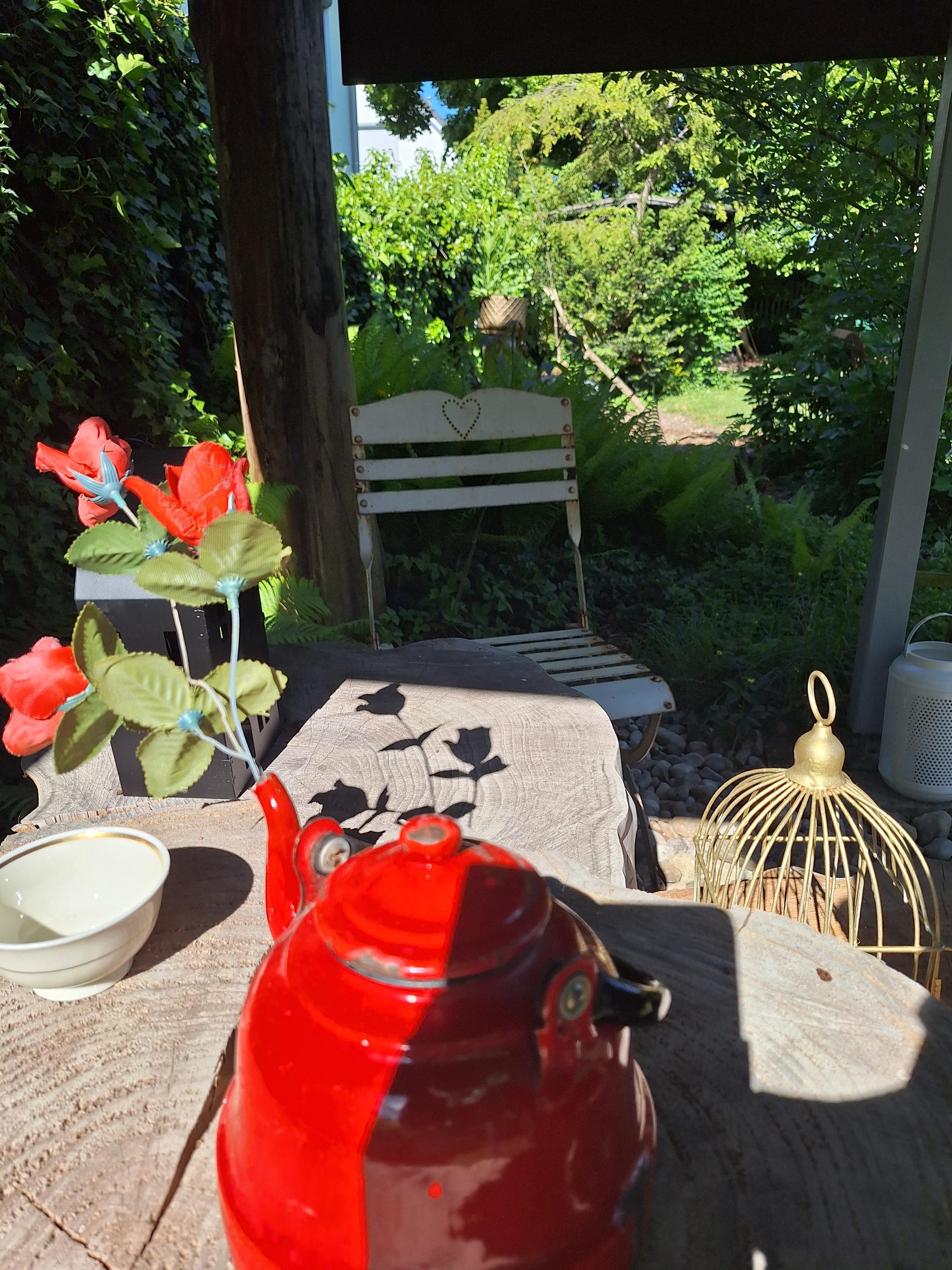 .Rosen statt Tee.
#Gartenecke #roteKanne #Deko #altaberschön #Gartenhaus #Baumscheibe #Gartenmöbel
