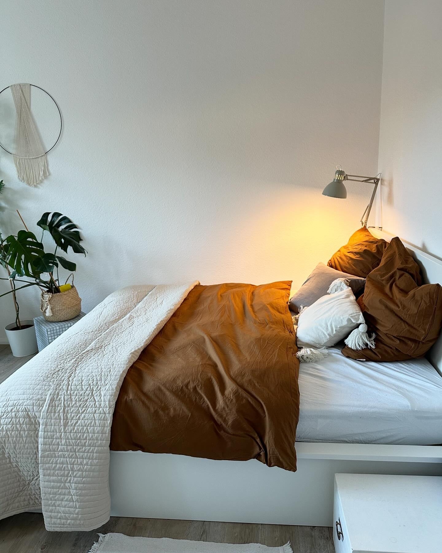 #rostbraun statt #weiß. Immer noch #minimalistisch, trotzdem mal etwas anderes im #schlafzimmer