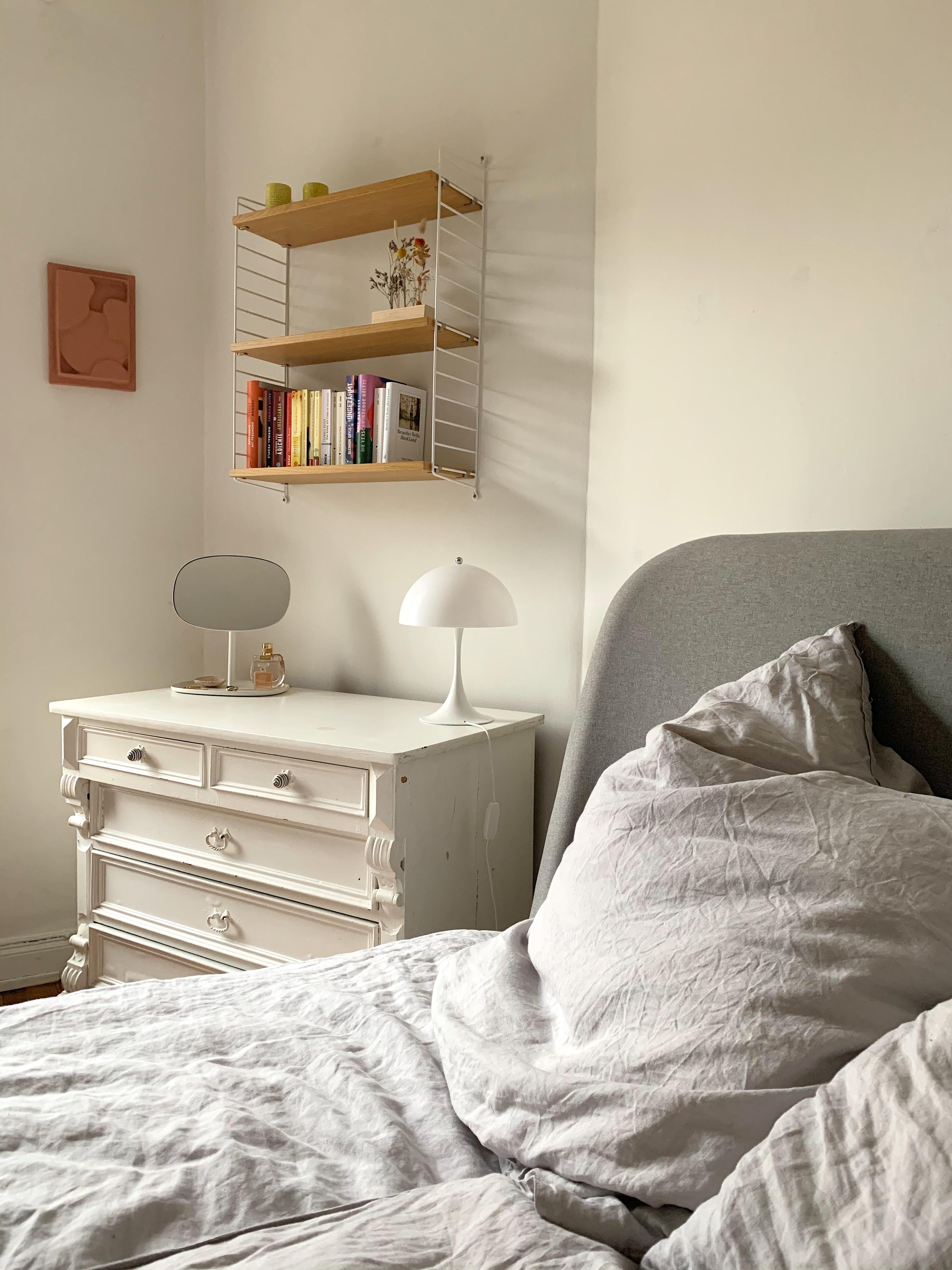 Rostrotes Highlight im Schlafzimmer #skandistyle #couchliebt #art #kunst #3DRelief #stringregal #louispoulsen 