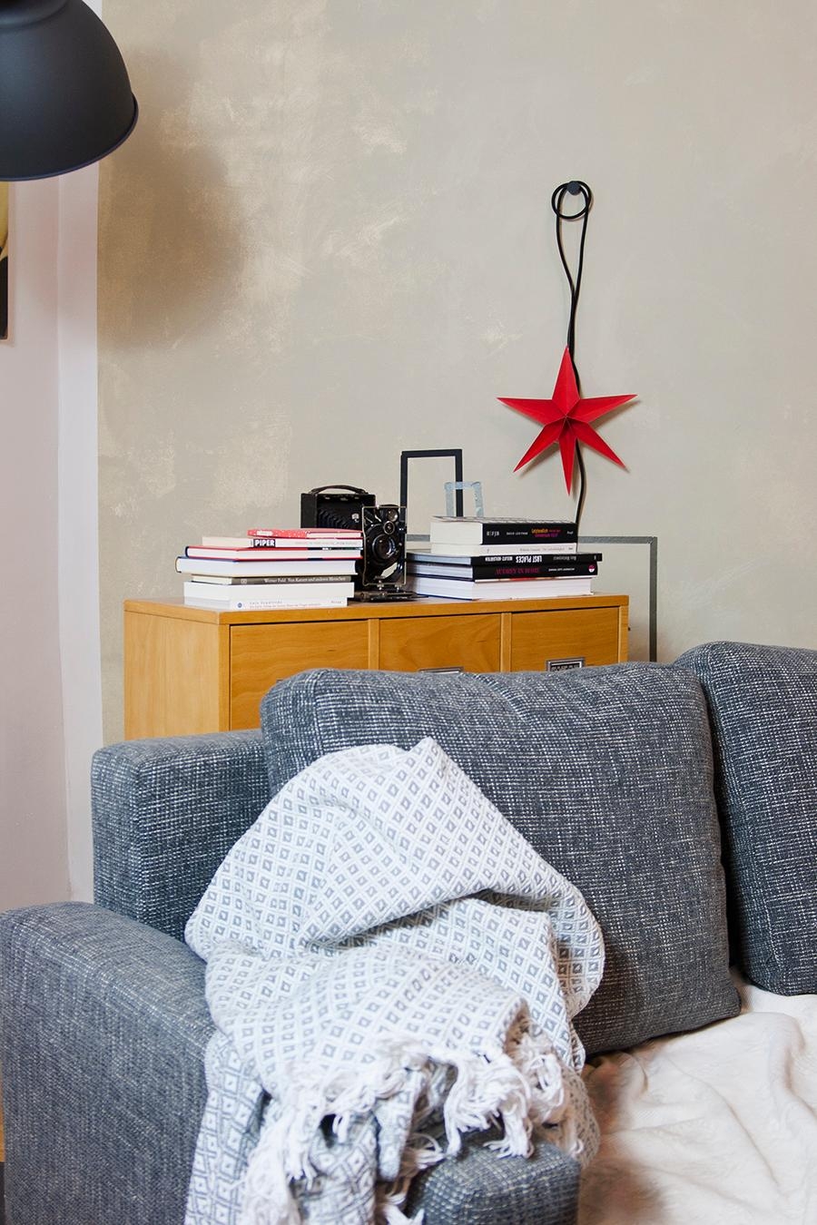 #rot geht bei uns immer, fand auch #frauhase und schenkte mir den tollen #stern❣️
#decke #sofa #wohnzimmer #weihnachten
