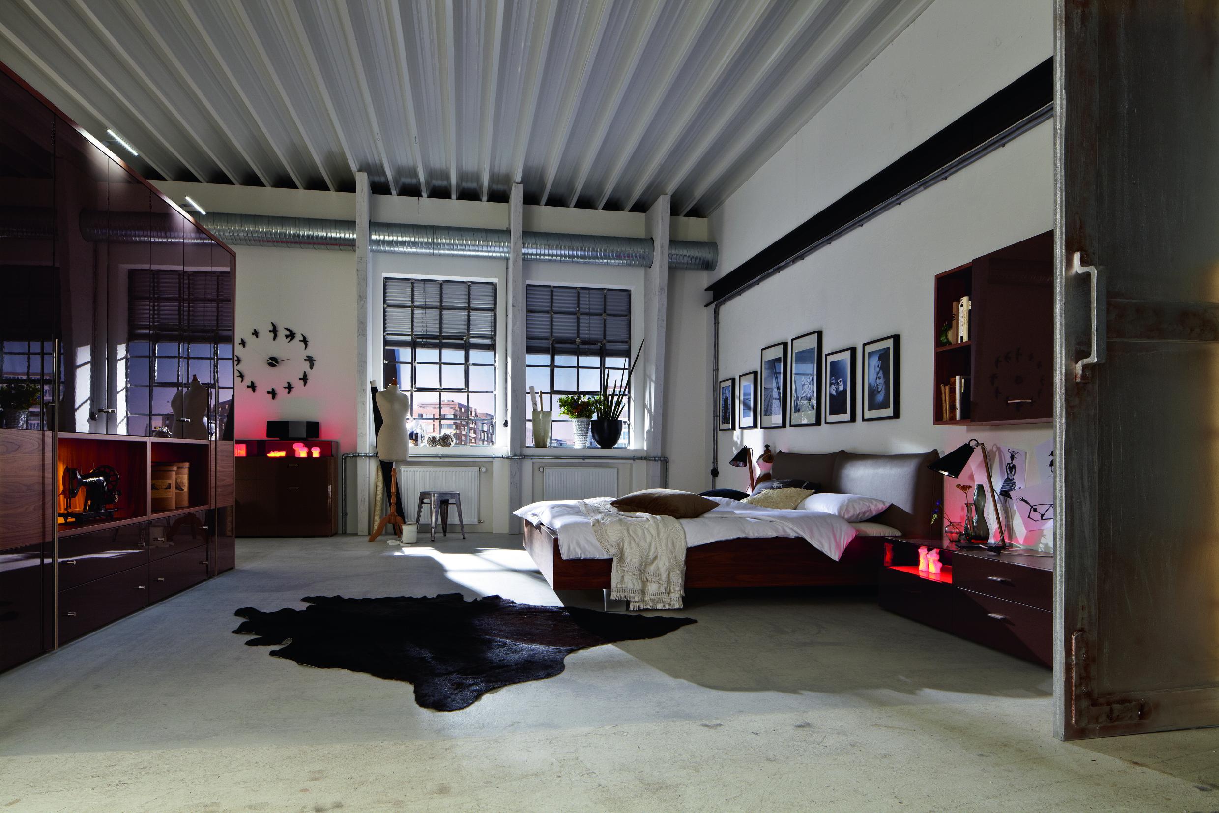 Rotbraune Schlafzimmermöbel #teppich #wanduhr ©Hülsta