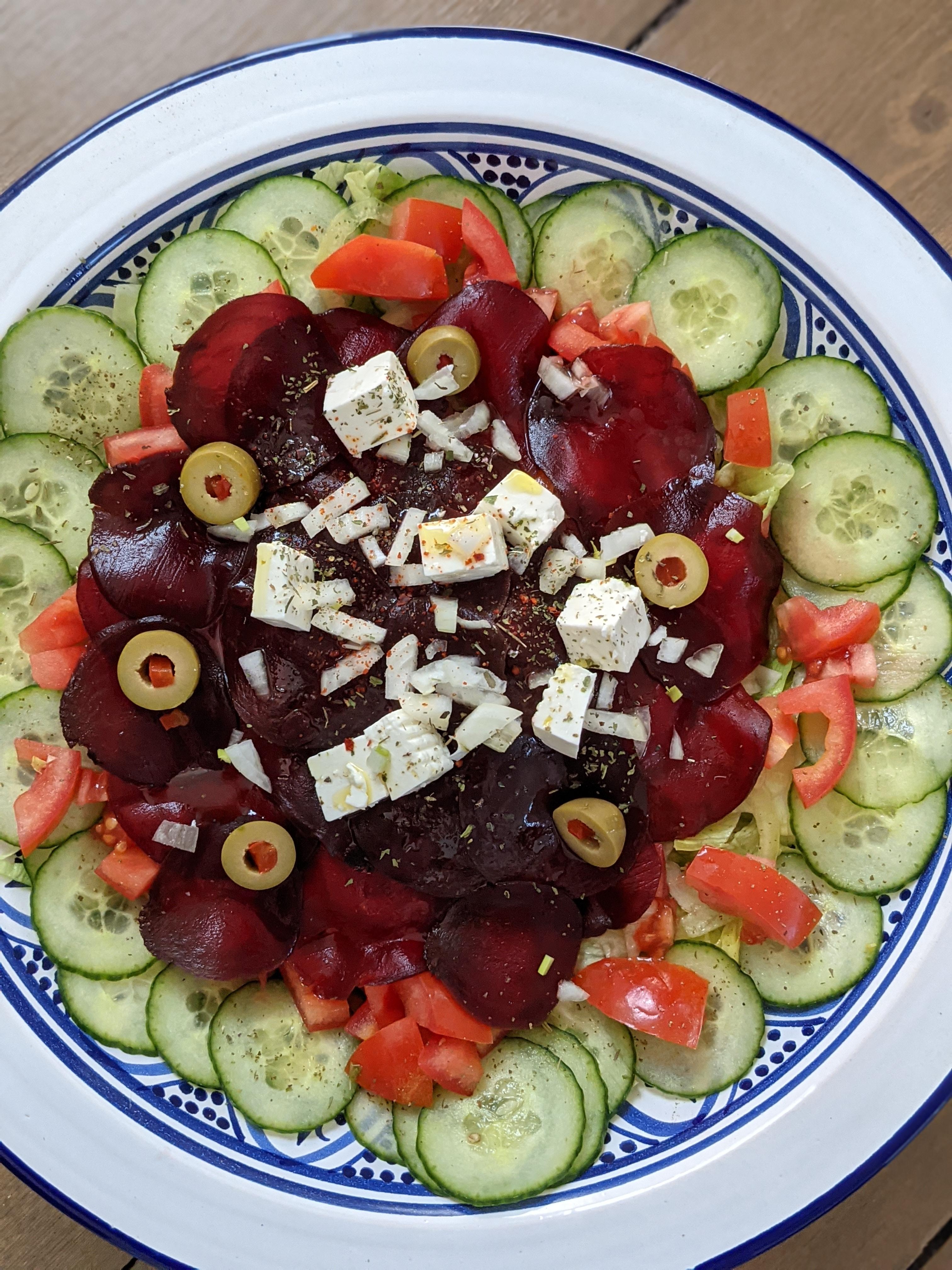 Rote Beete-Gurken Salat mit Feta und grünen Oliven 🥗🥒

#summerfood #food #sommer #lecker #teller