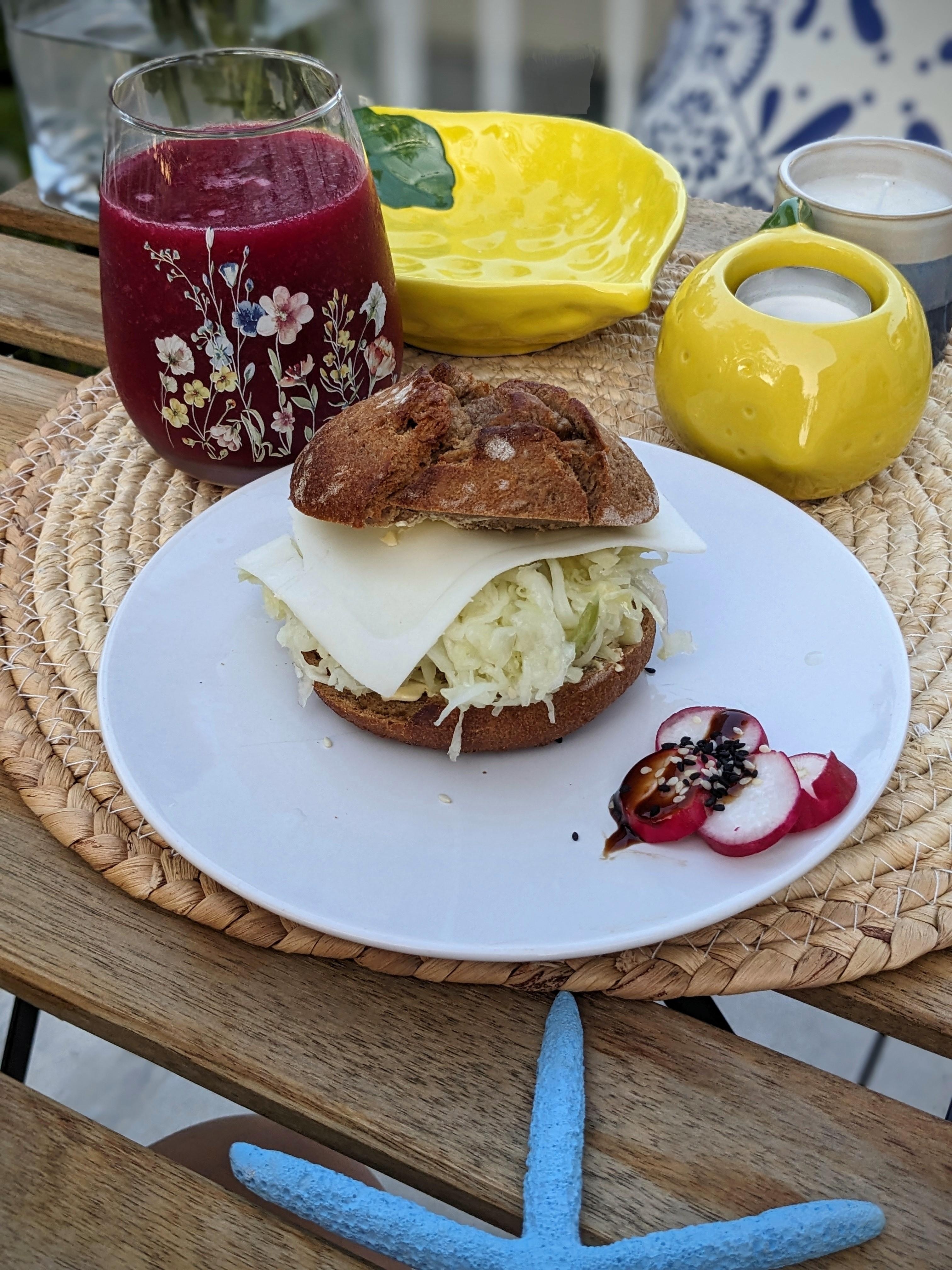 Rote Beete Saft und Ziegenkäse-Krautsalat Brötchen.🐐

#smoothie #käse #brötchen #kochen