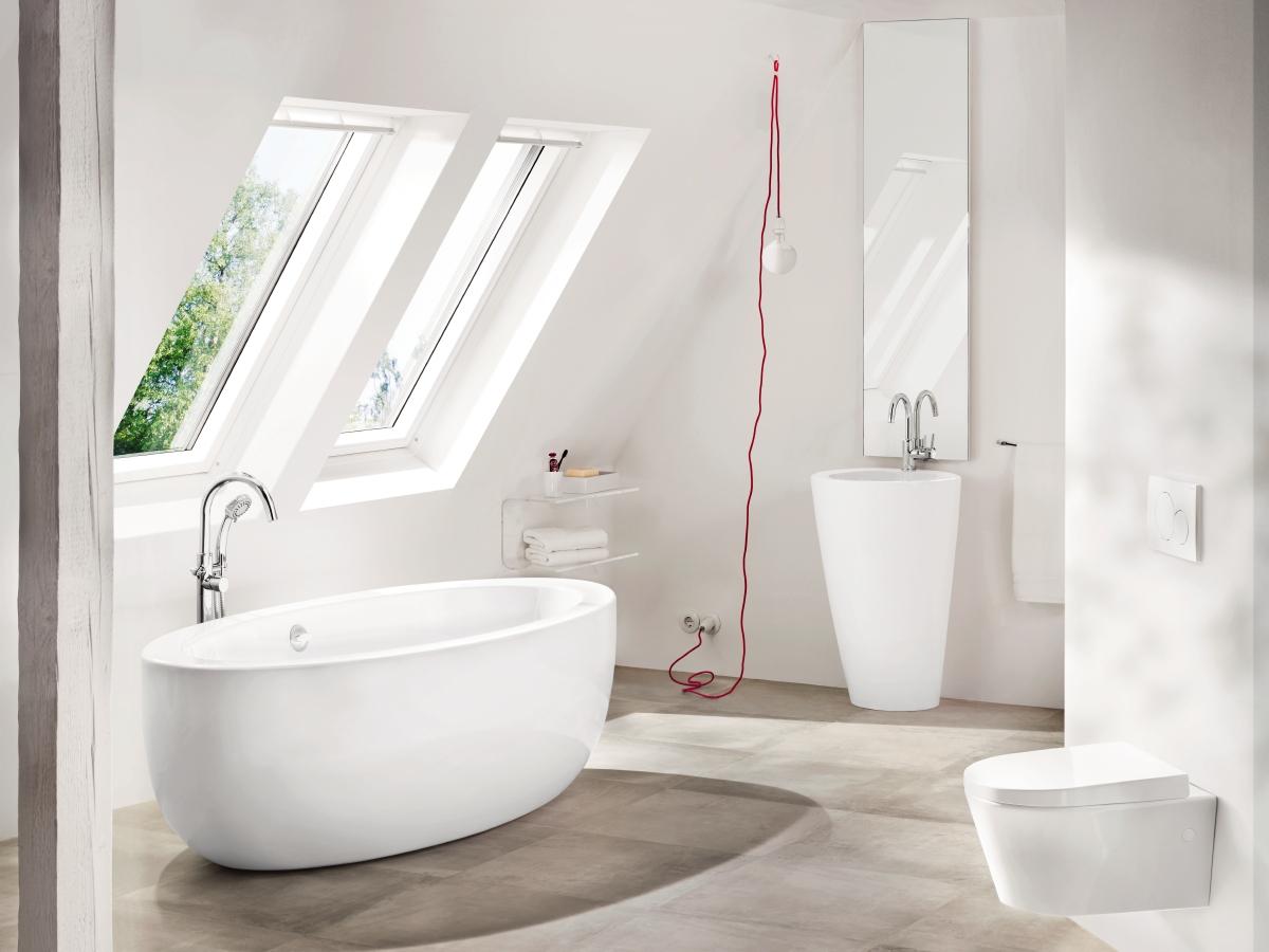 Rote Lampe peppt minimalistisches Badezimmer auf #bad #badewanne #badezimmer #waschtisch #waschbecken #minimalistisch #lampe ©Badorado Warenhandels GmbH & Co. KG