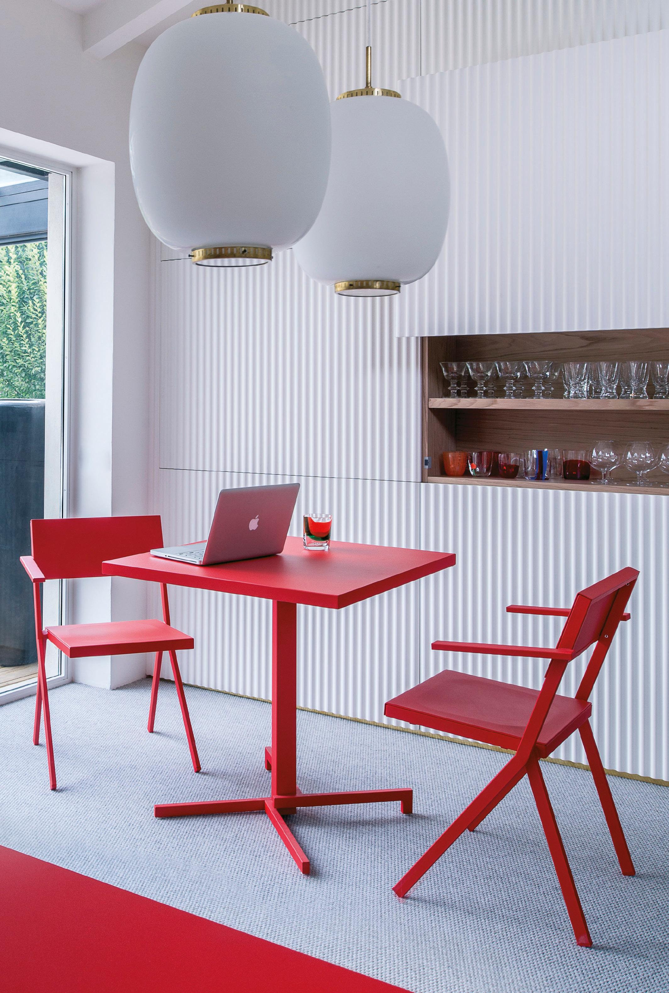 Rote Möbel im Esszimmer #lampion #weihnachtsdeko #zimmergestaltung ©Emu, Designer: Jean Nouvel