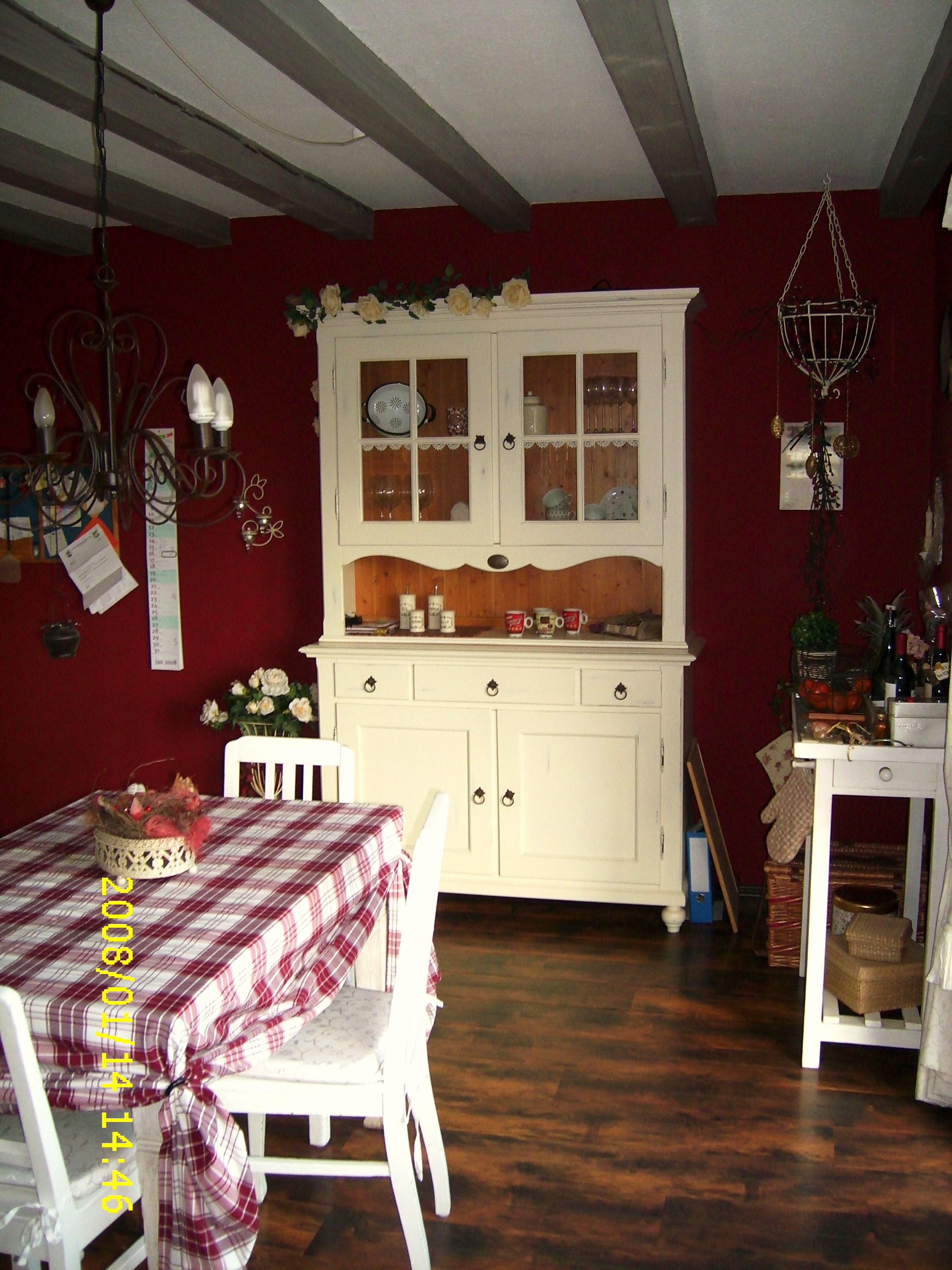 Rote Wände in Küche #stuhl #kronleuchter #weißerstuhl #weißerküchenschrank #küchentisch #rotewandfarbe ©Thomas & Thomas Raumdesign und Malerfachbetrieb