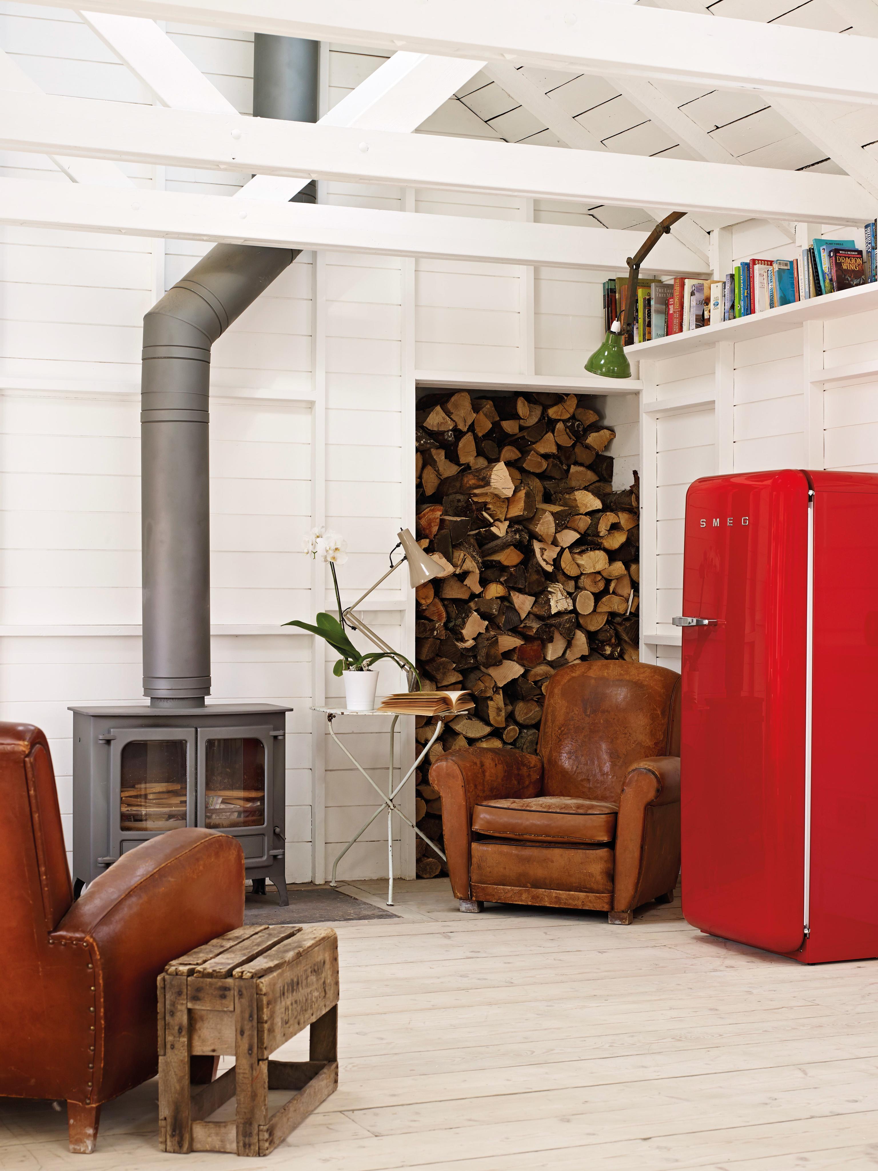Roter Retro-Kühlschrank im Wohnzimmer #retro #kühlschrank #retrokühlschrank ©Smeg