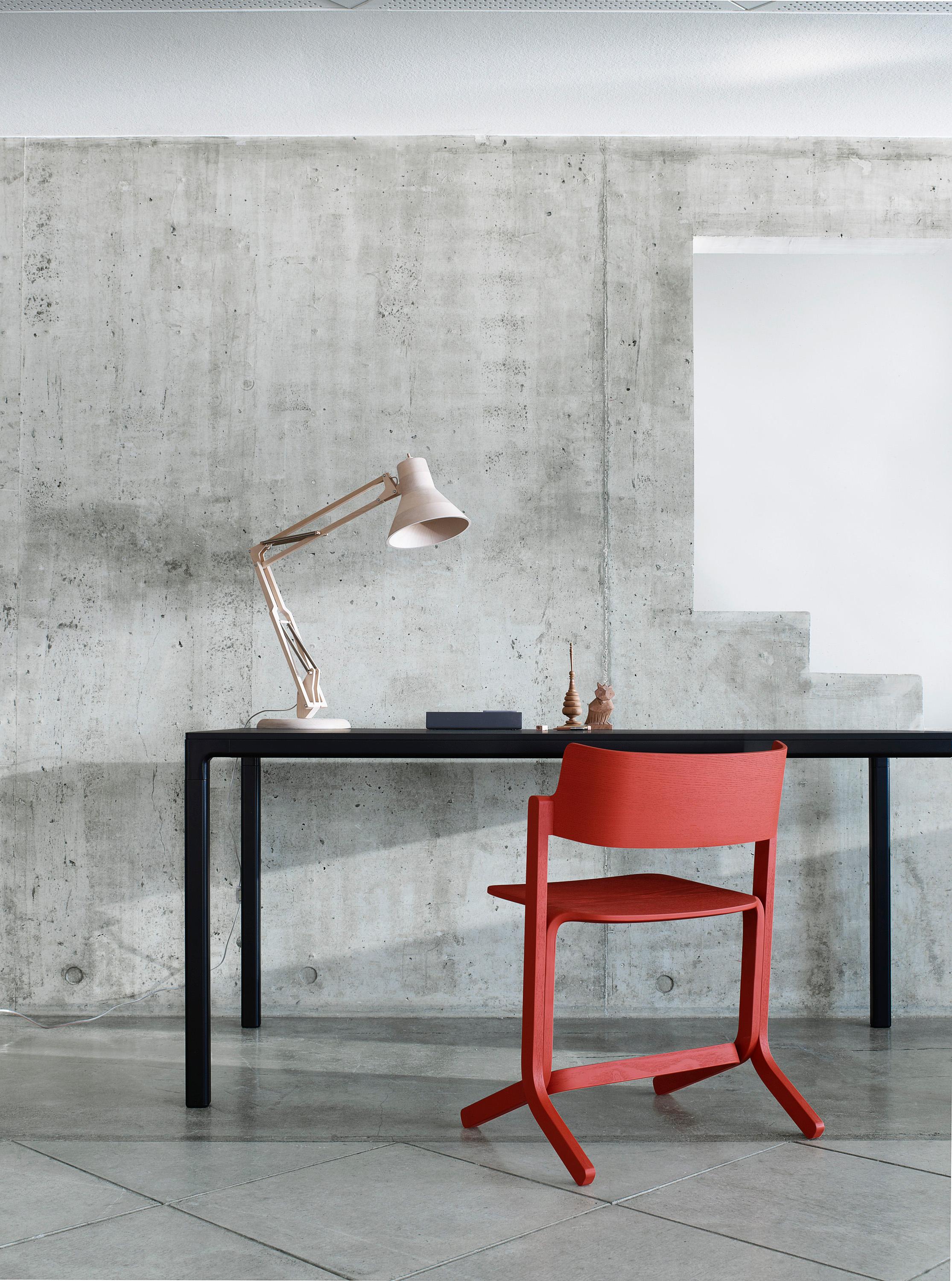Roter "Ru Chair" in der Büroecke #büroecke ©Hay, Designer: Shane Schneck