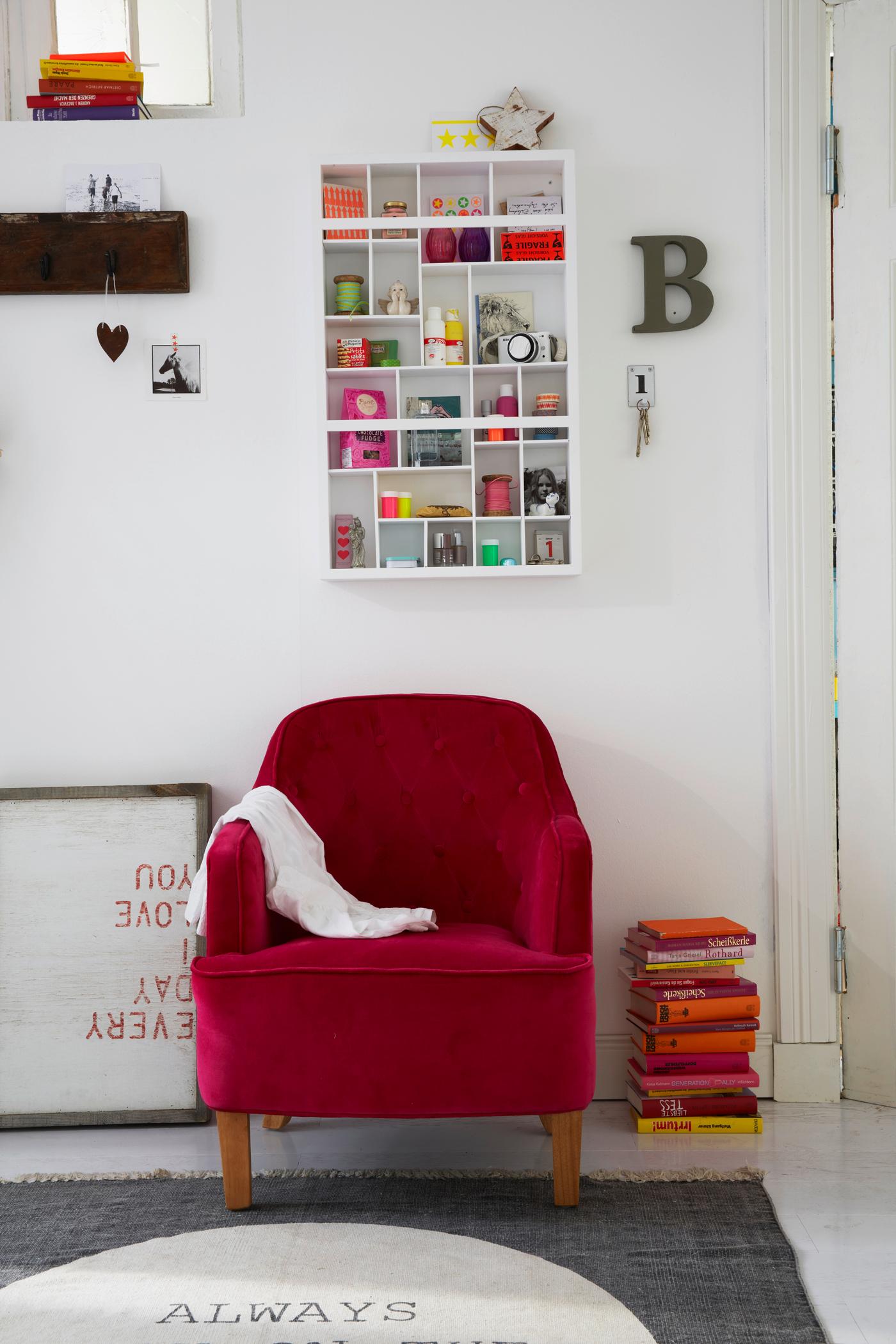 Roter Sessel aus Samt #regal #wandregal #hängeschrank #sessel #wanddeko #rotersessel ©car Selbstbaumöbel
