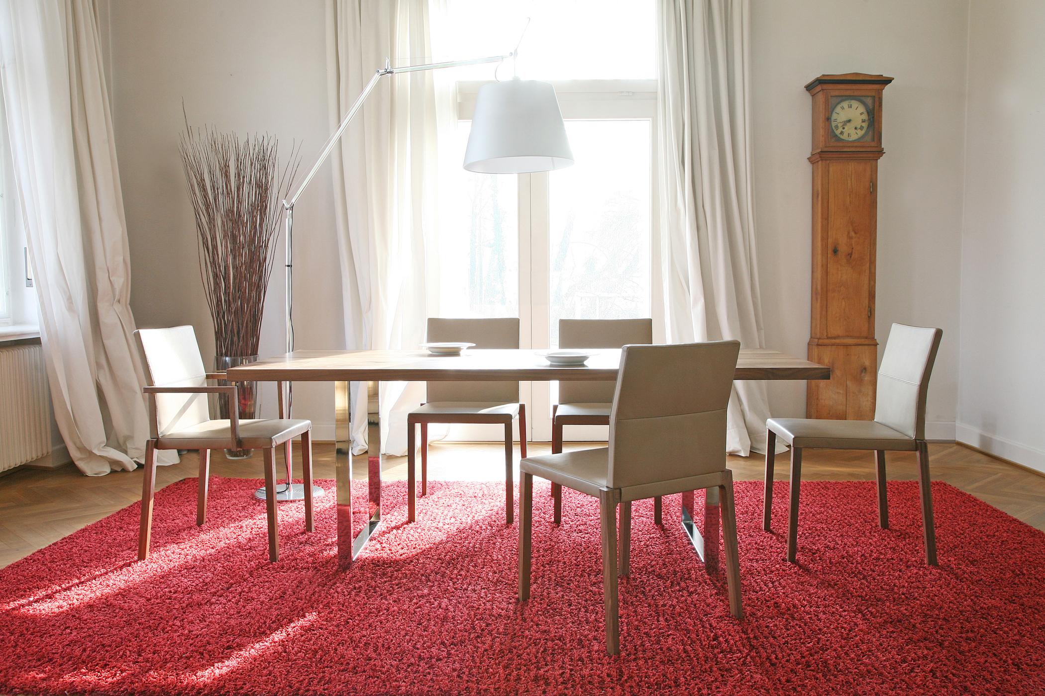 Roter Teppich im hellen Esszimmer #teppich #stehlampe #vorhang #tisch #standuhr ©KFF