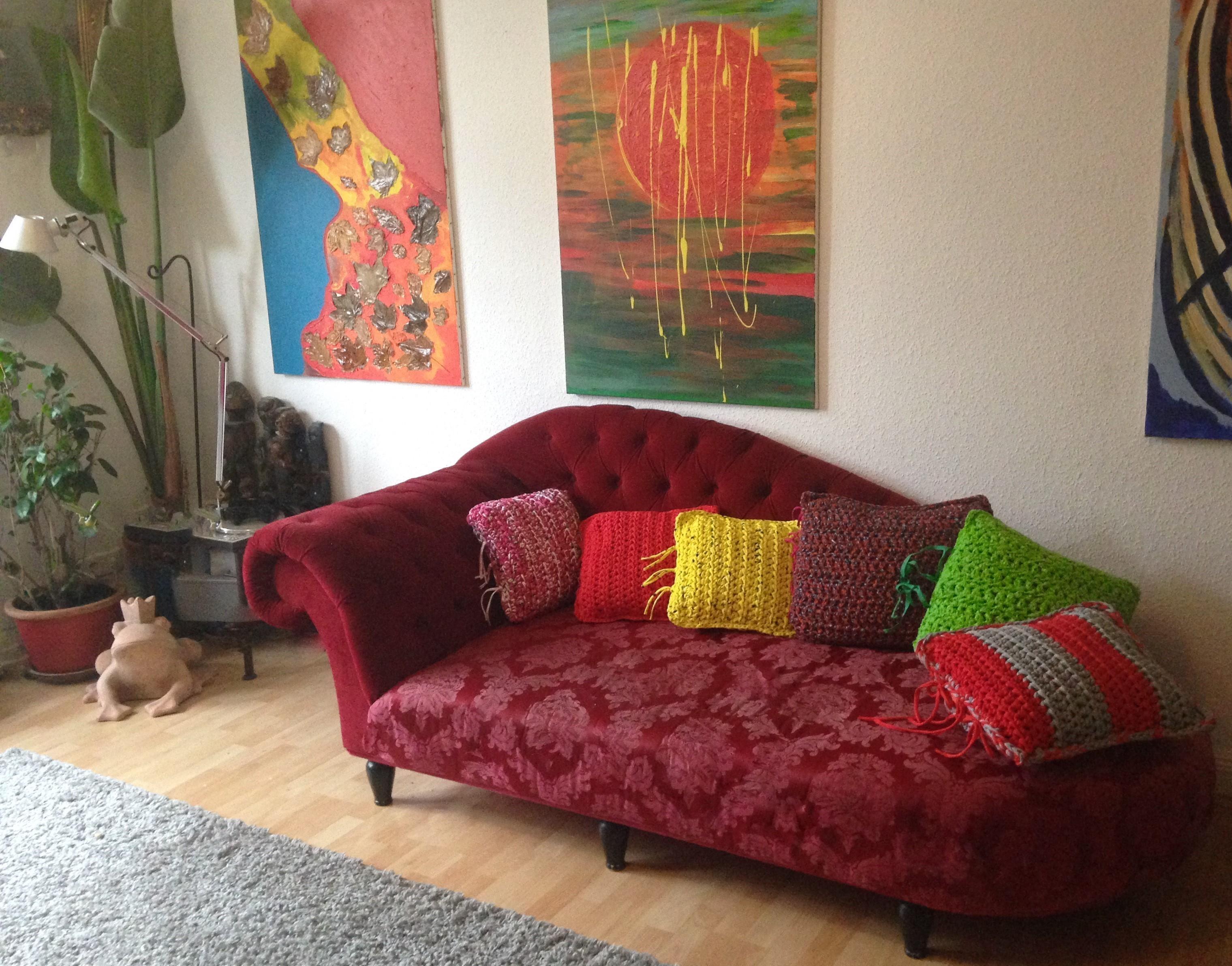 rotes Sofa mit bunten Kissen #wohngestaltung ©kladderadatsch online home