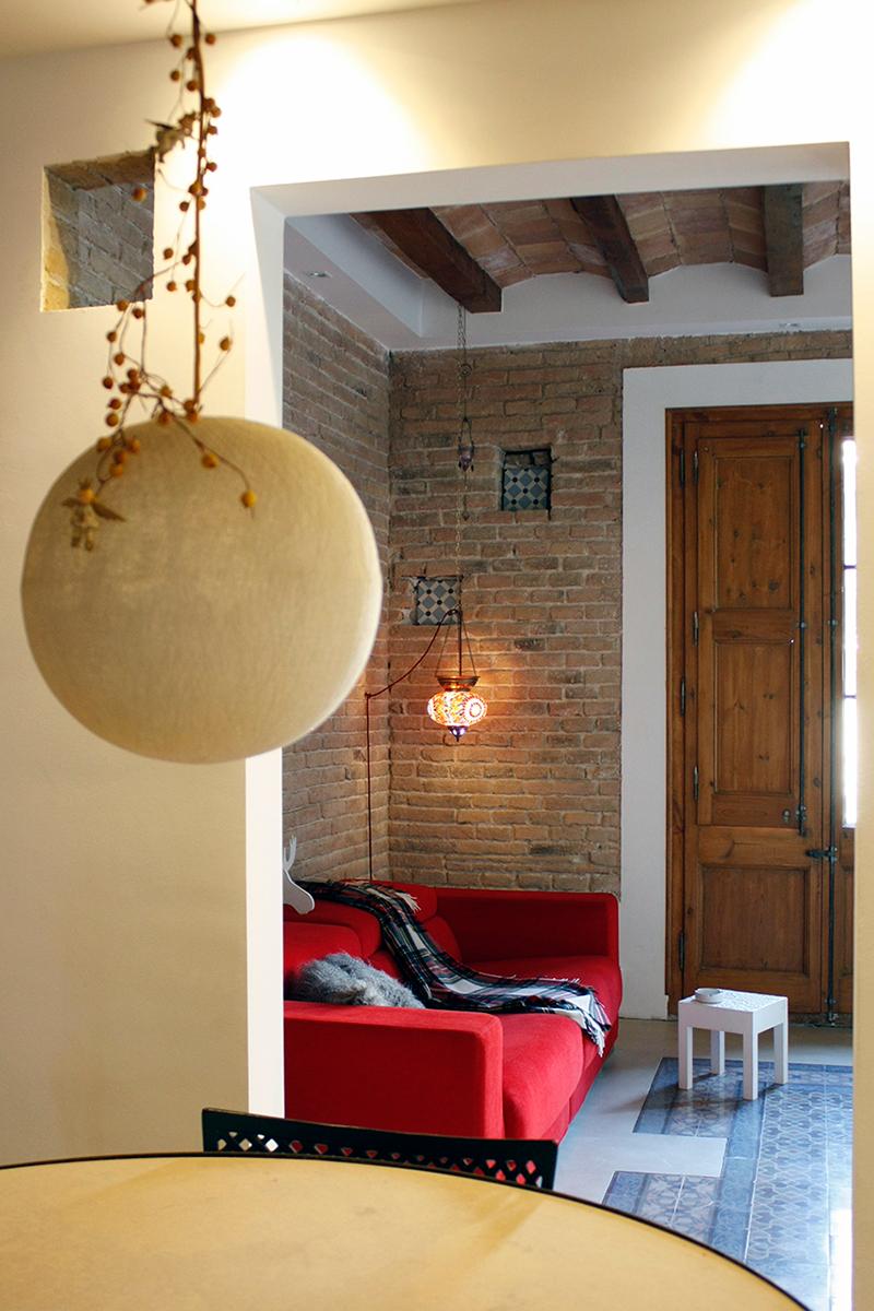 Rotes Sofa #ziegelwand #wandfliesen #rundertisch #rotessofa ©Victoria Aragonés / Innenarchitektur