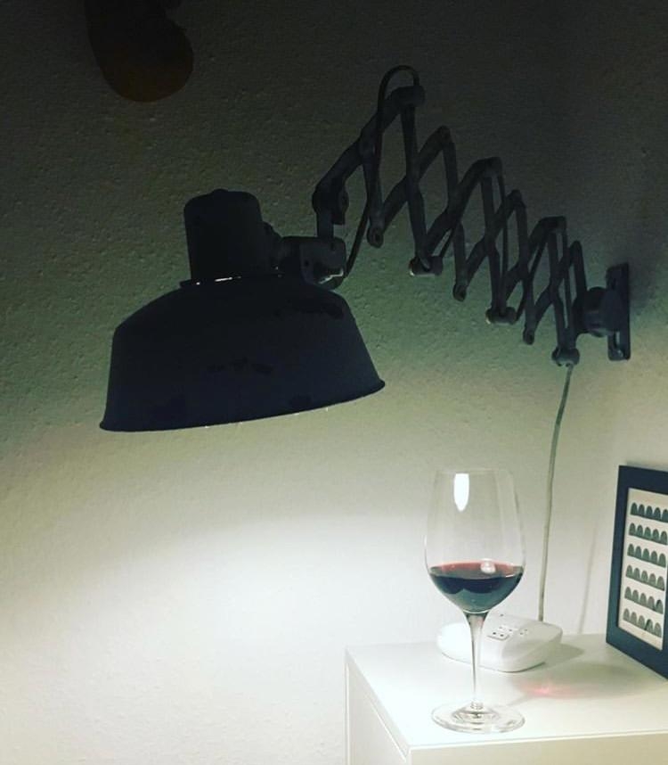  #Rotwein #livingroom #scherenlampe #flohmarktfund #schockverliebt 🍷...ich liebe sie !!! 💕