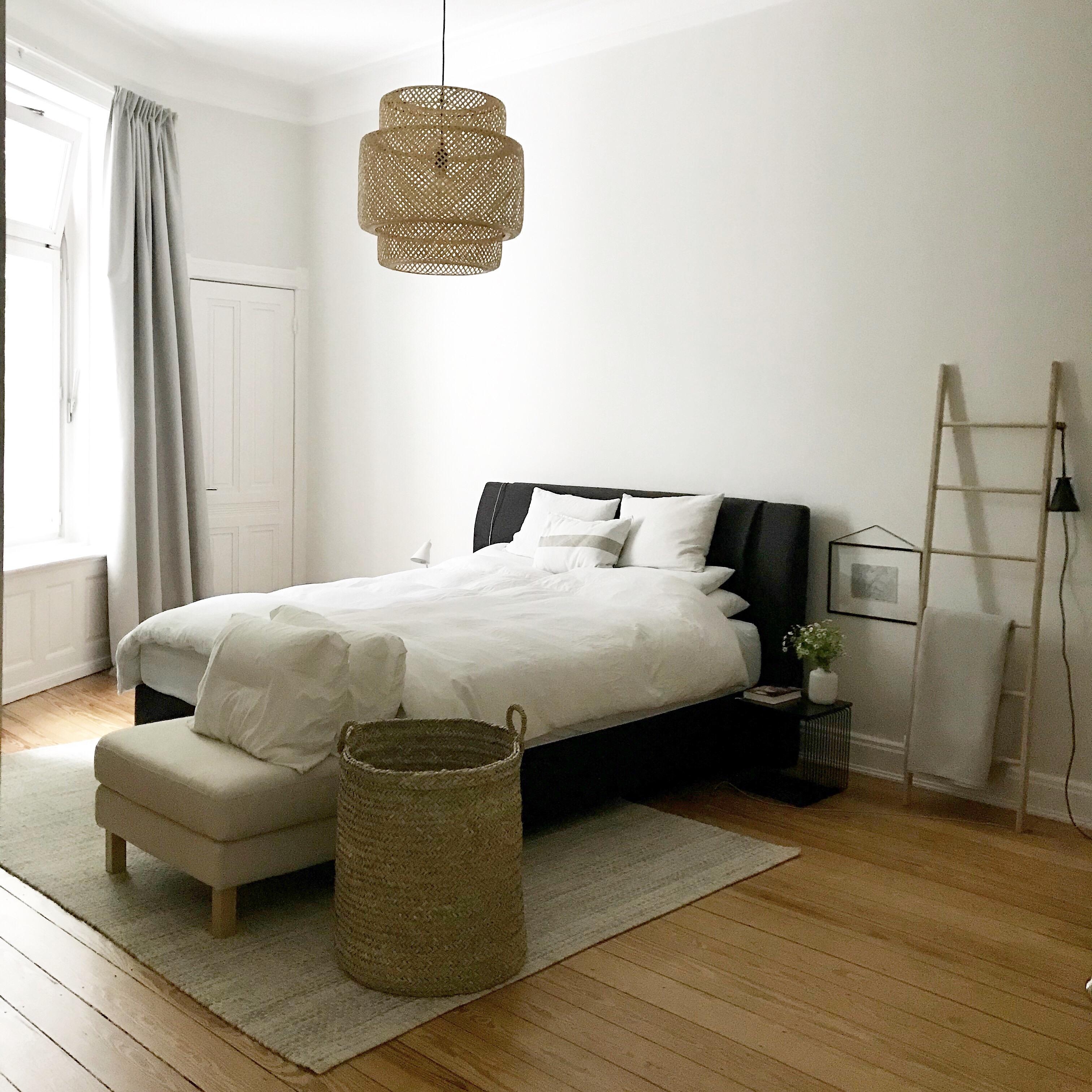 Ruhiger + besser #schlafen durch #minimalismus im #schlafzimmer #kleiderleiter #skandistyle #couchliebt #couchstyle