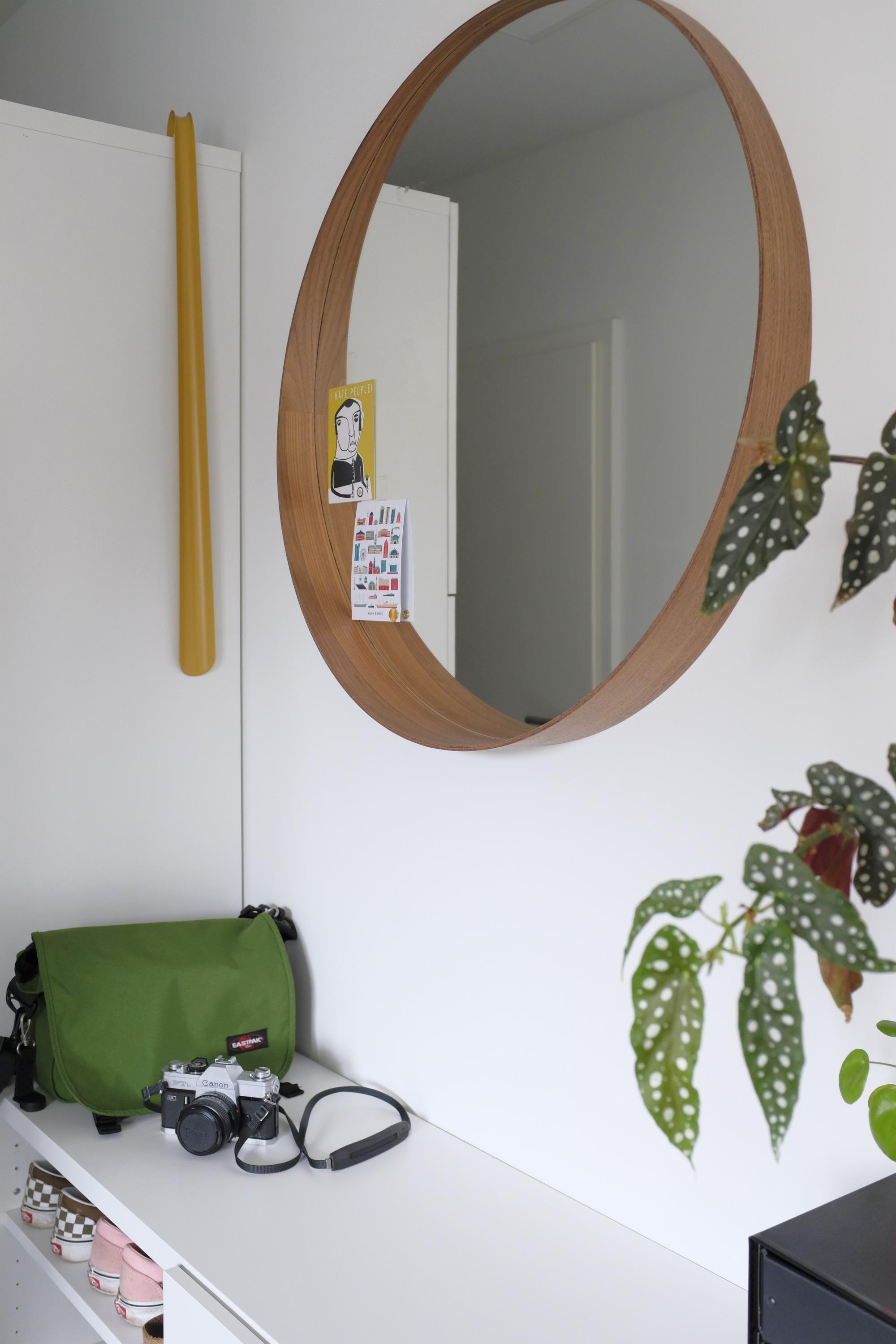 Runde #spiegel lockern die meist kastige Form von Möbeln super auf. #couchstyle #couchliebt #flur 