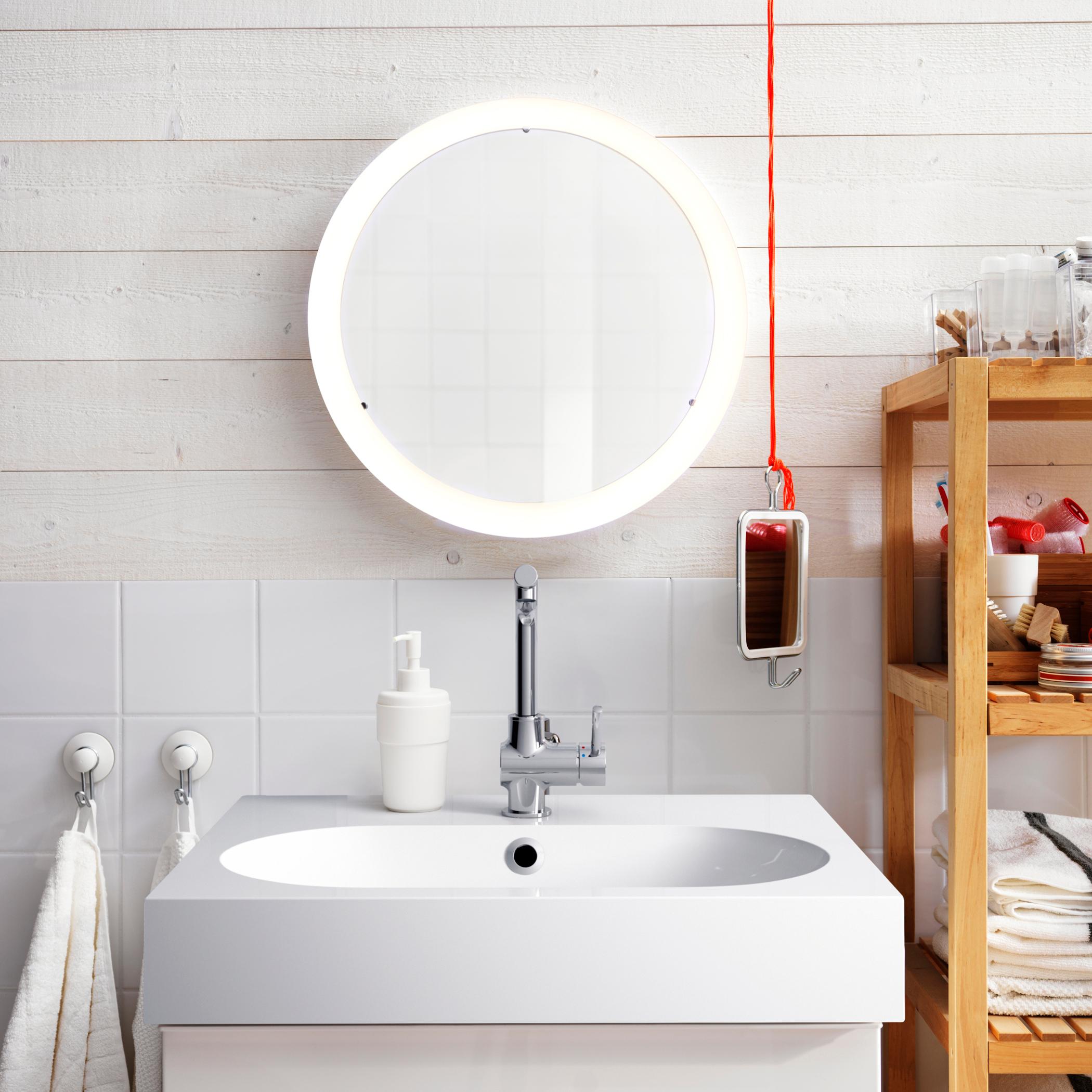 Runder Spiegel sorgt für Durchblick #regal #badezimmer #spiegel #waschbecken #ikea #runderspiegel #seifenspender ©Inter IKEA Systems B.V.