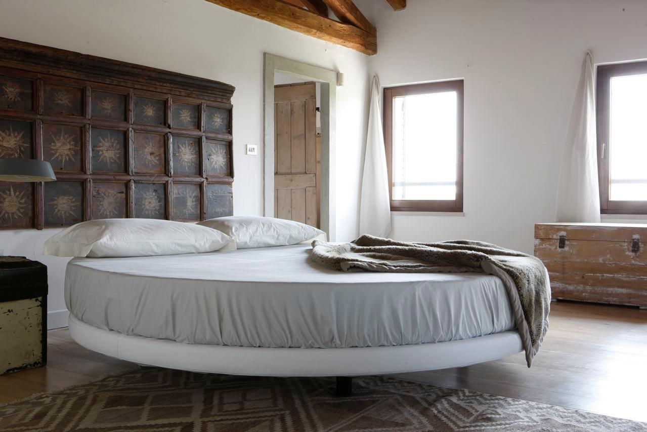 Rundes Bett für zwei #bett #landhausstil #stilmix #matratze ©Signature Home Collection