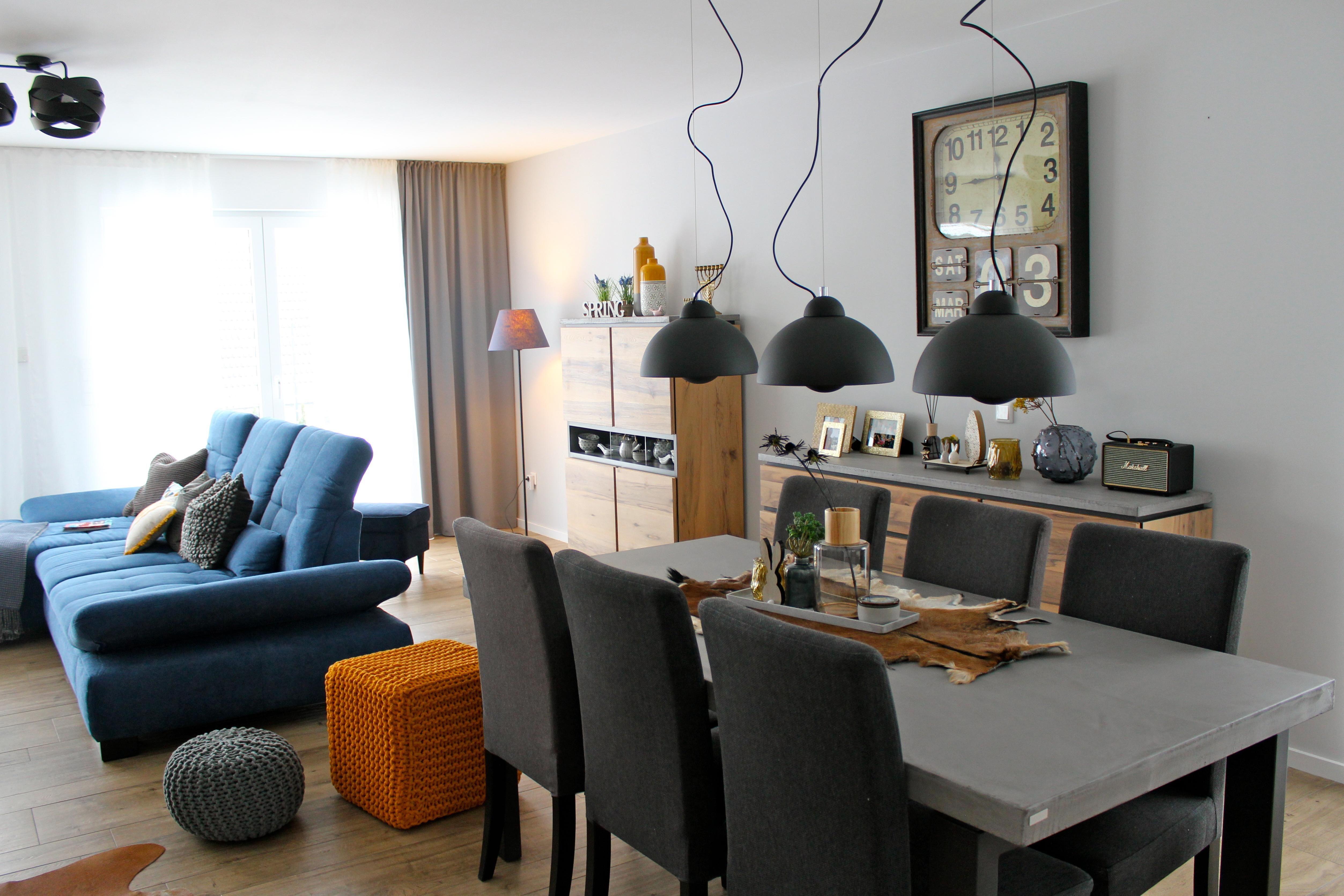 Rundumblick 
#wohnzimmer #livingroom #holz #betonoptik #grau #blau #ocker #schwarz #uhr #urban #urbanliving #urbanlove