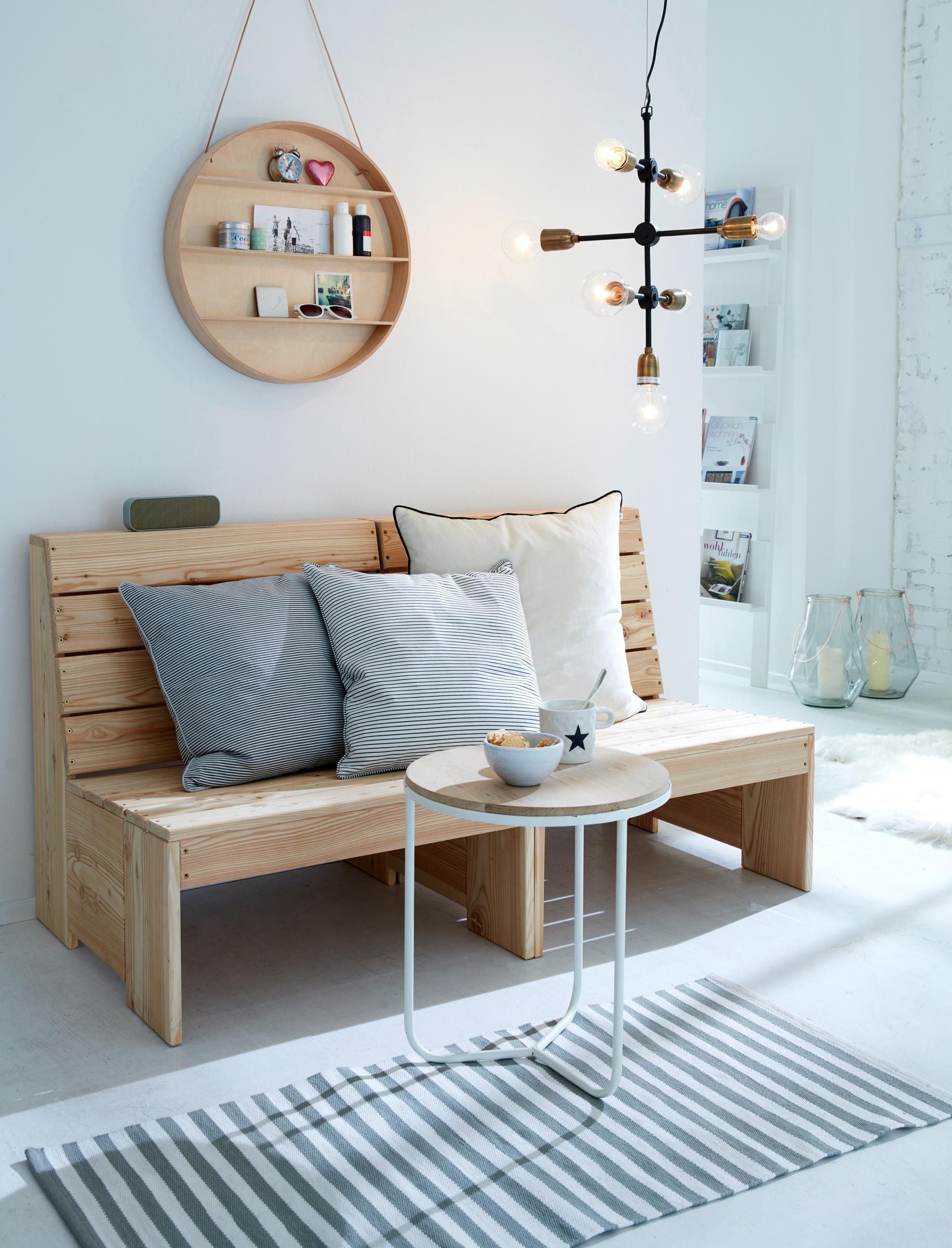 Rustikale Holzbank im Wohnzimmer #holzbank #weißercouchtisch #gestreifterteppich #zimmergestaltung ©car möbel