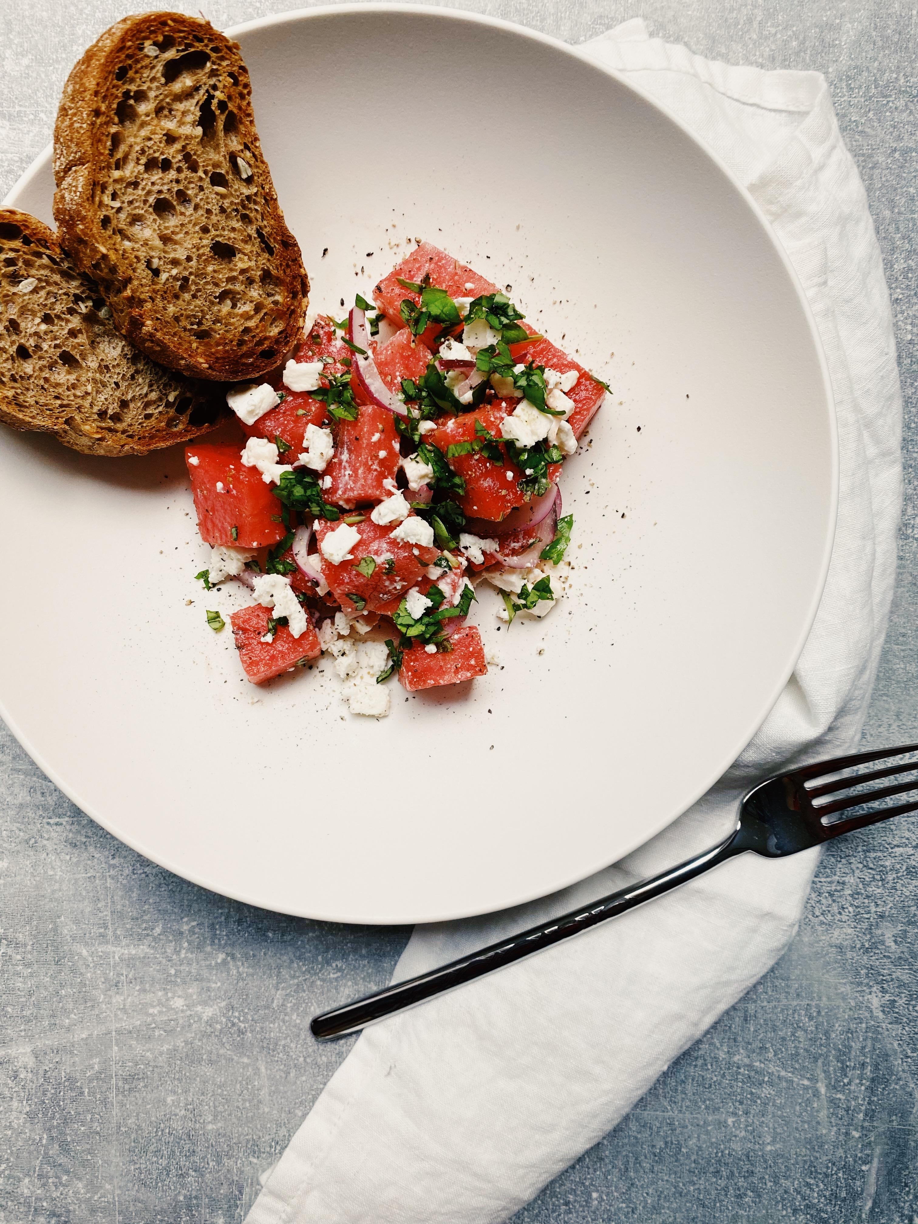 #Salat mit #Wassermelone, roter Zwiebel, Feta und frischem Basilikum 😋🌱 #vegetarisch #veggielove 