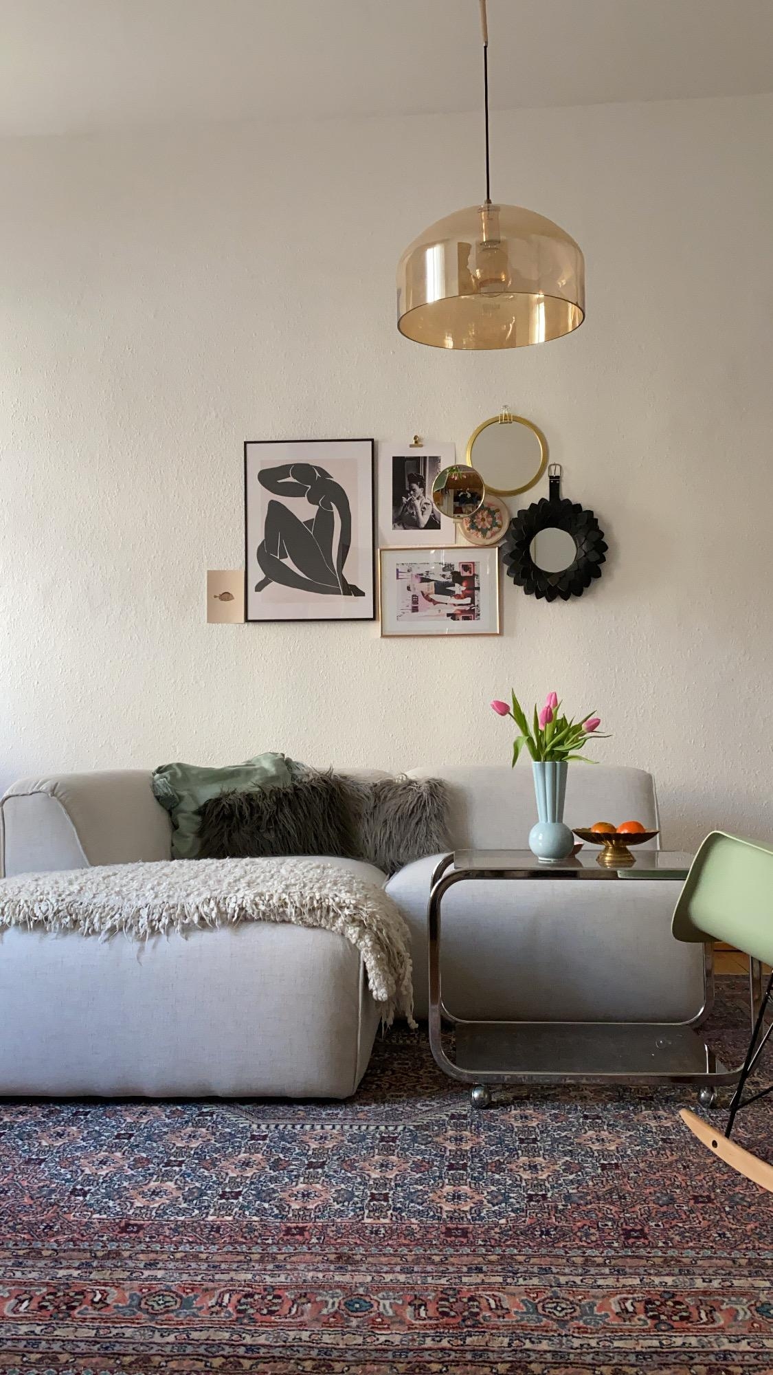 salbei, rosa, grau, gold #wohzimmer #couchlieblingsstücke #sofa #bigsofa #vintage #midcentury #pastell 