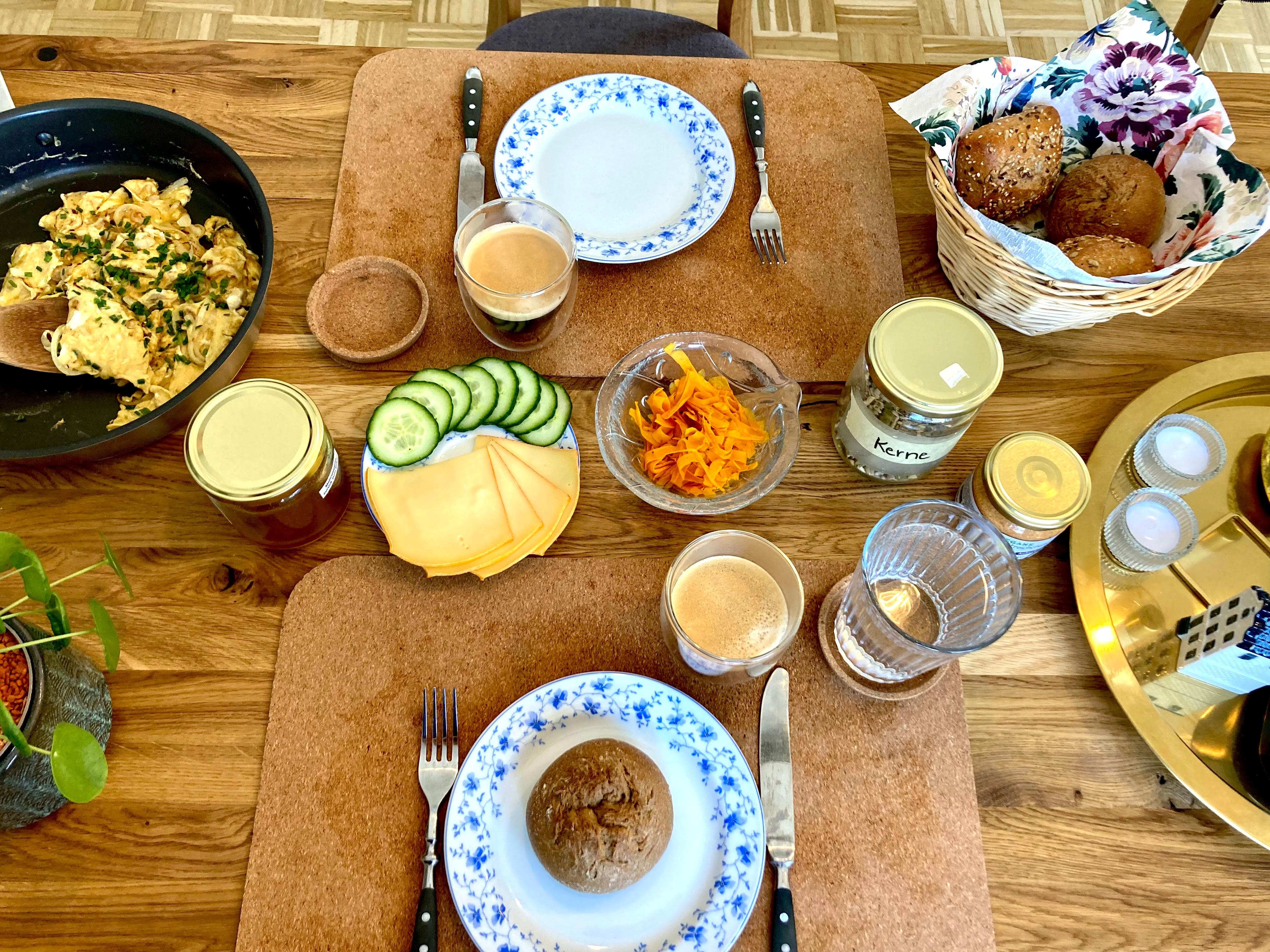 Samstag ist für Rührei und Brötchen 🌞
#frühstückstisch 
#foodchallenge 
