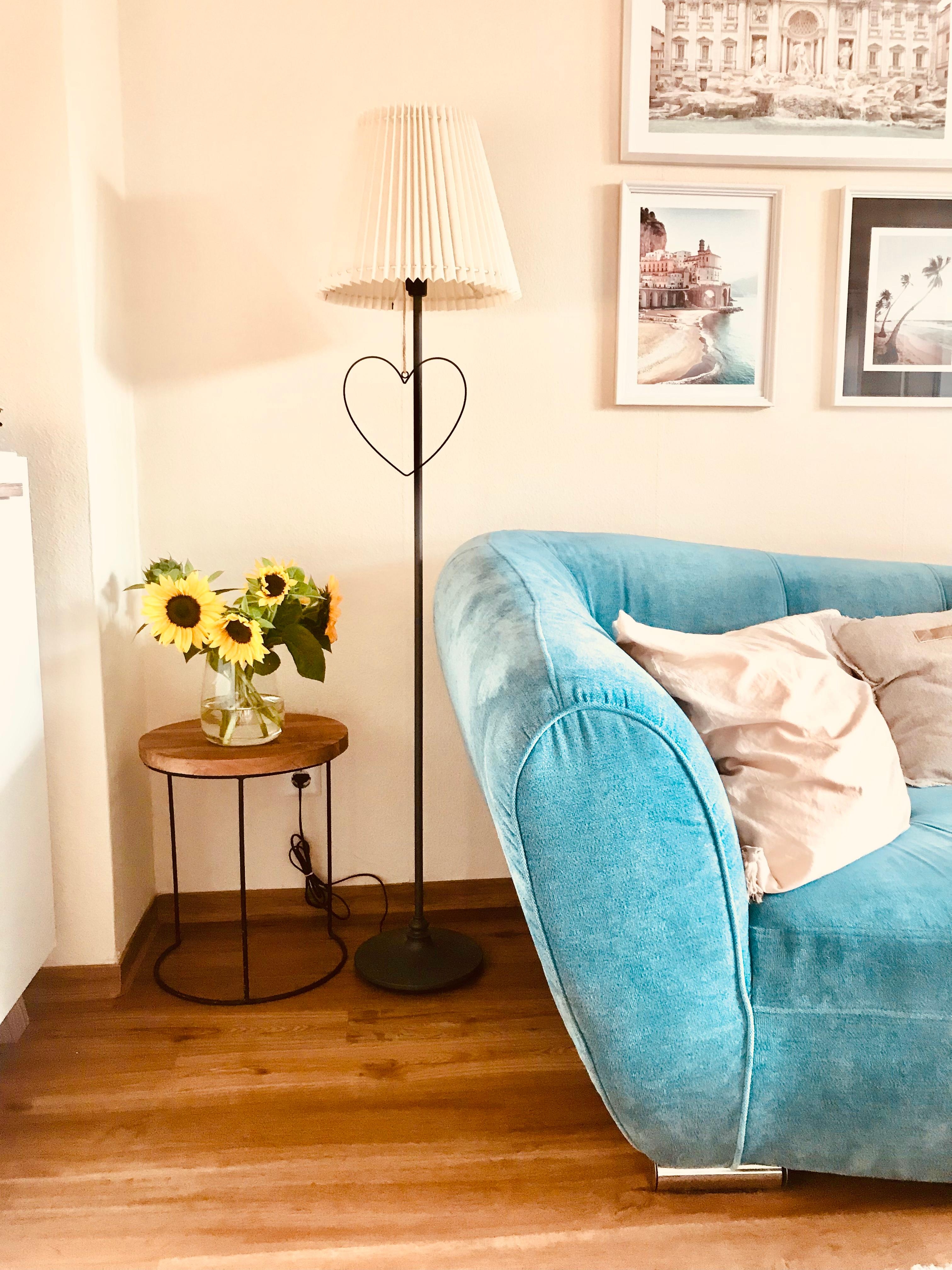 Samstag Nachmittag 🛋
#couchliebe #Sonnenblumen #stehlampe #bilderwand #cozy 