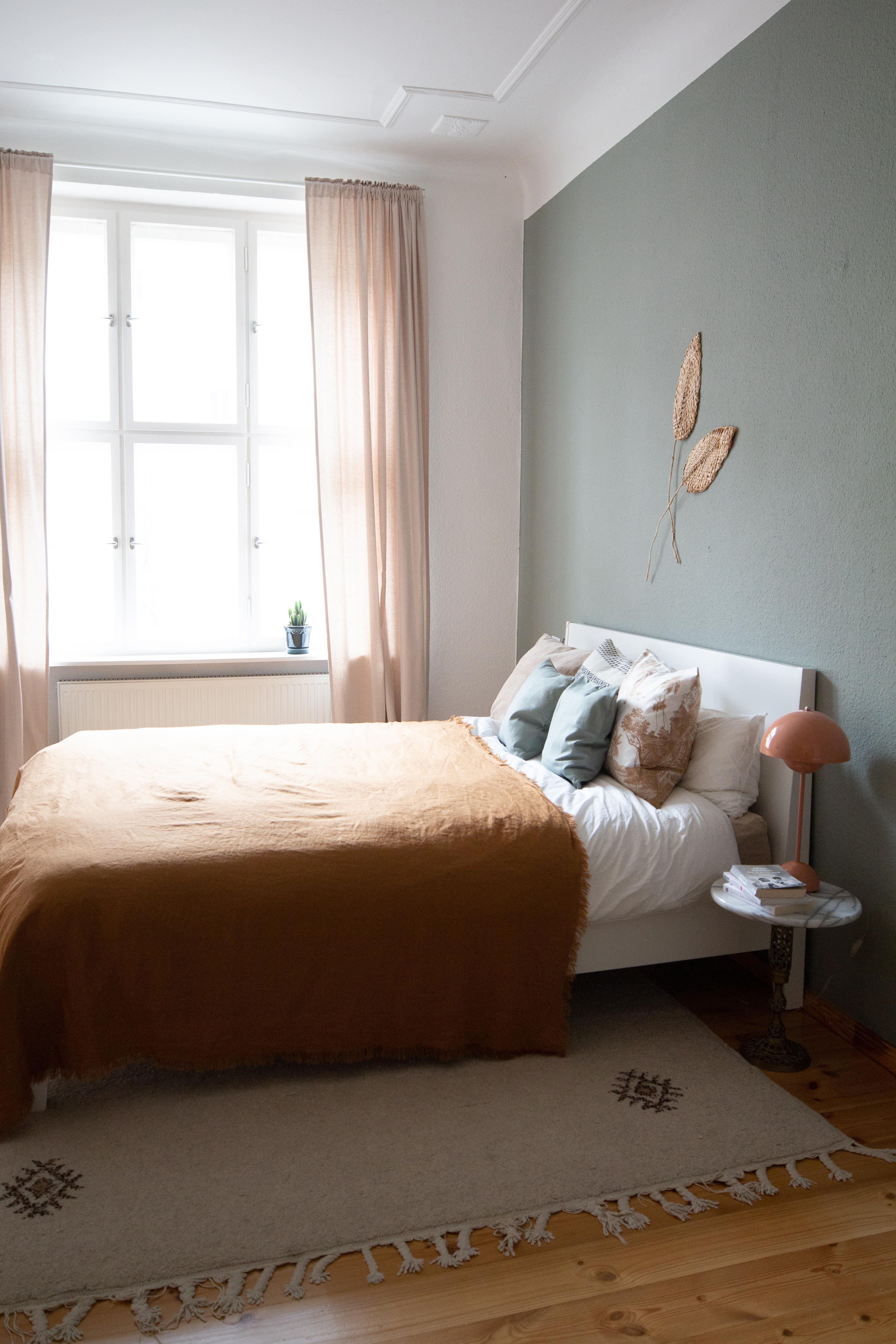 Sanfte Töne im Schlafzimmer 
#schlafzimmer #grünewand #farbkombination #altbau #naturtöne