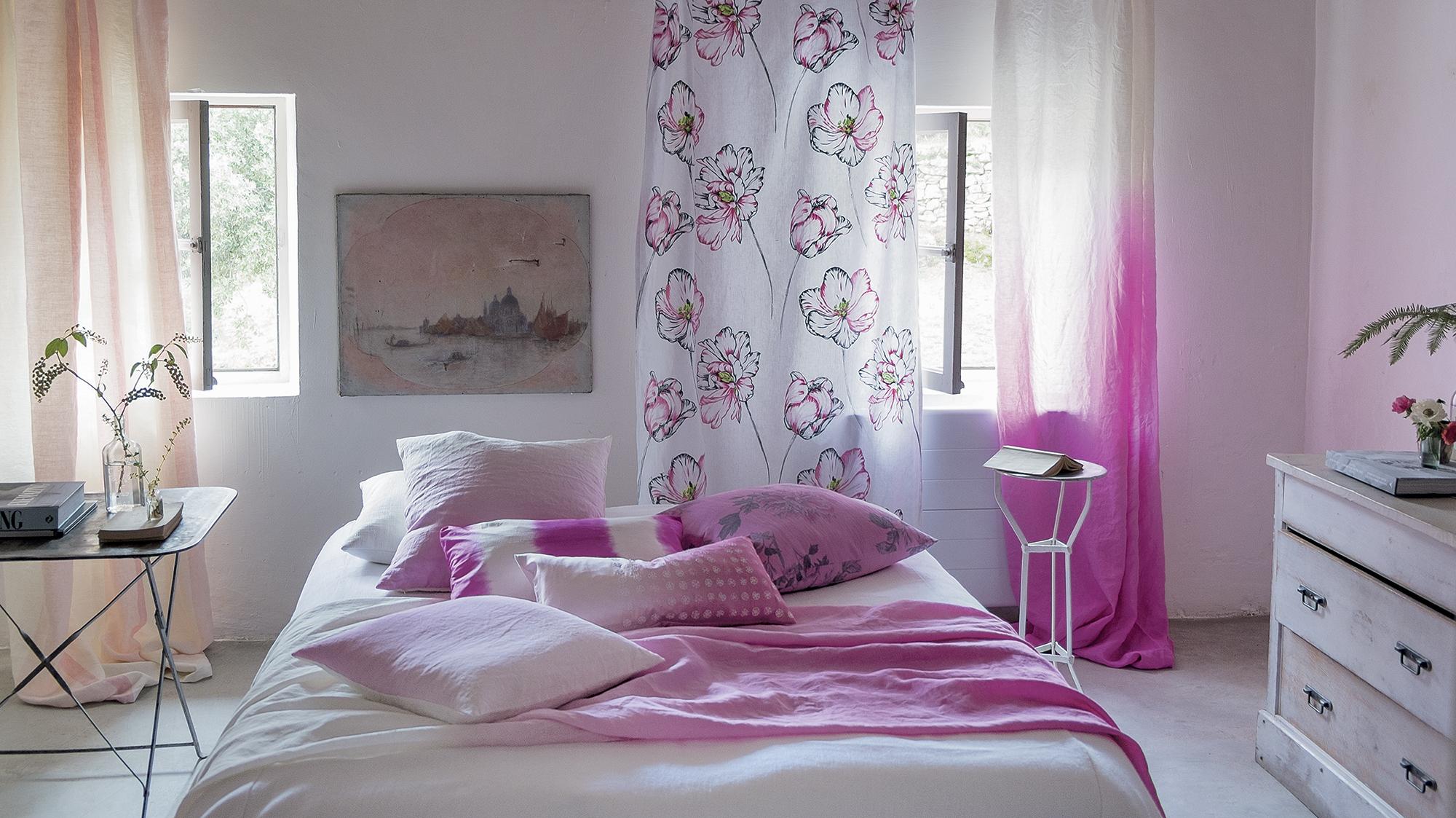 Sanftes Pink im Schlafzimmer #bett ©Designers Guild