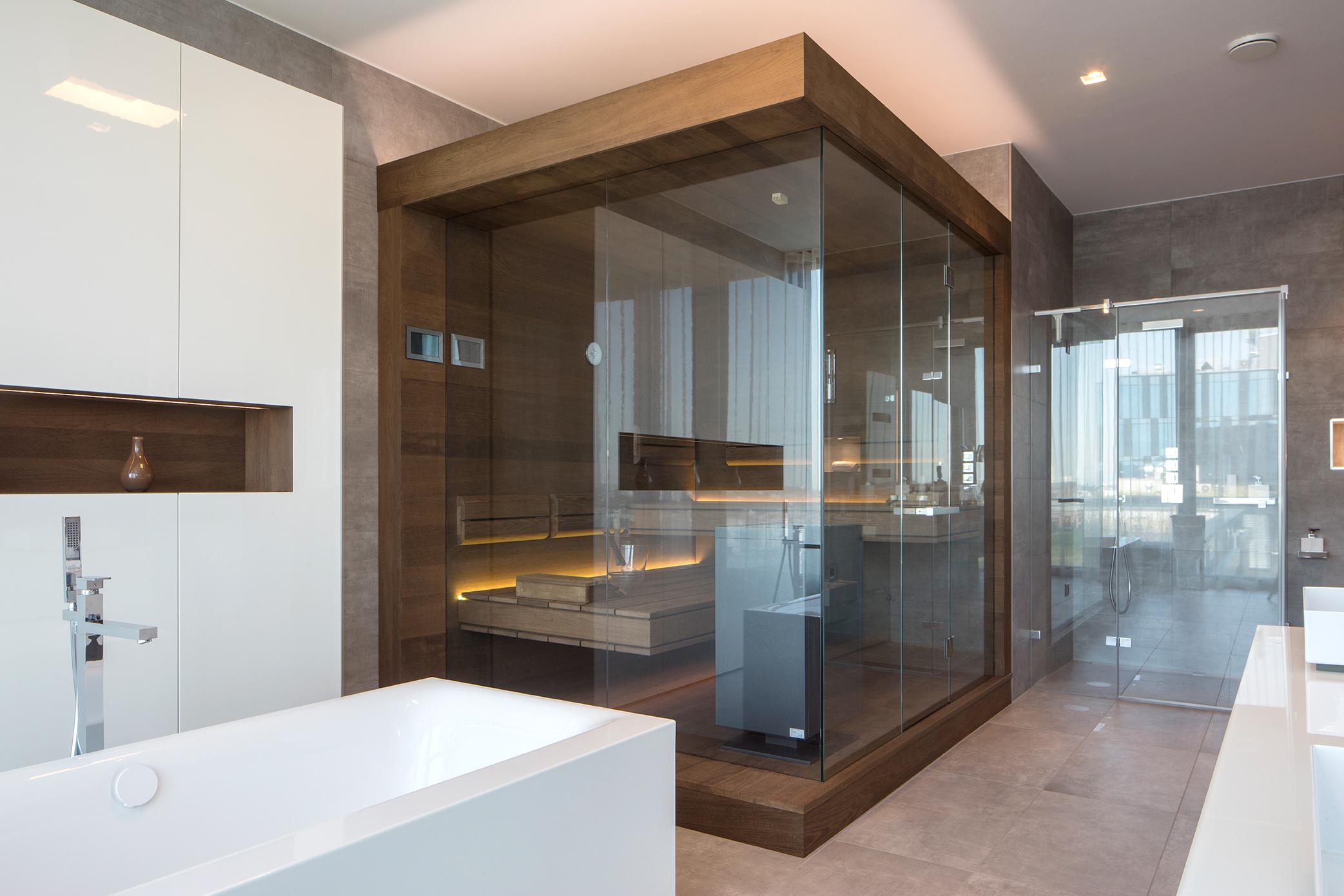 Sauna mit viel Glas als Design-Möbelstück #sauna #badsauna ©corso sauna manufaktur