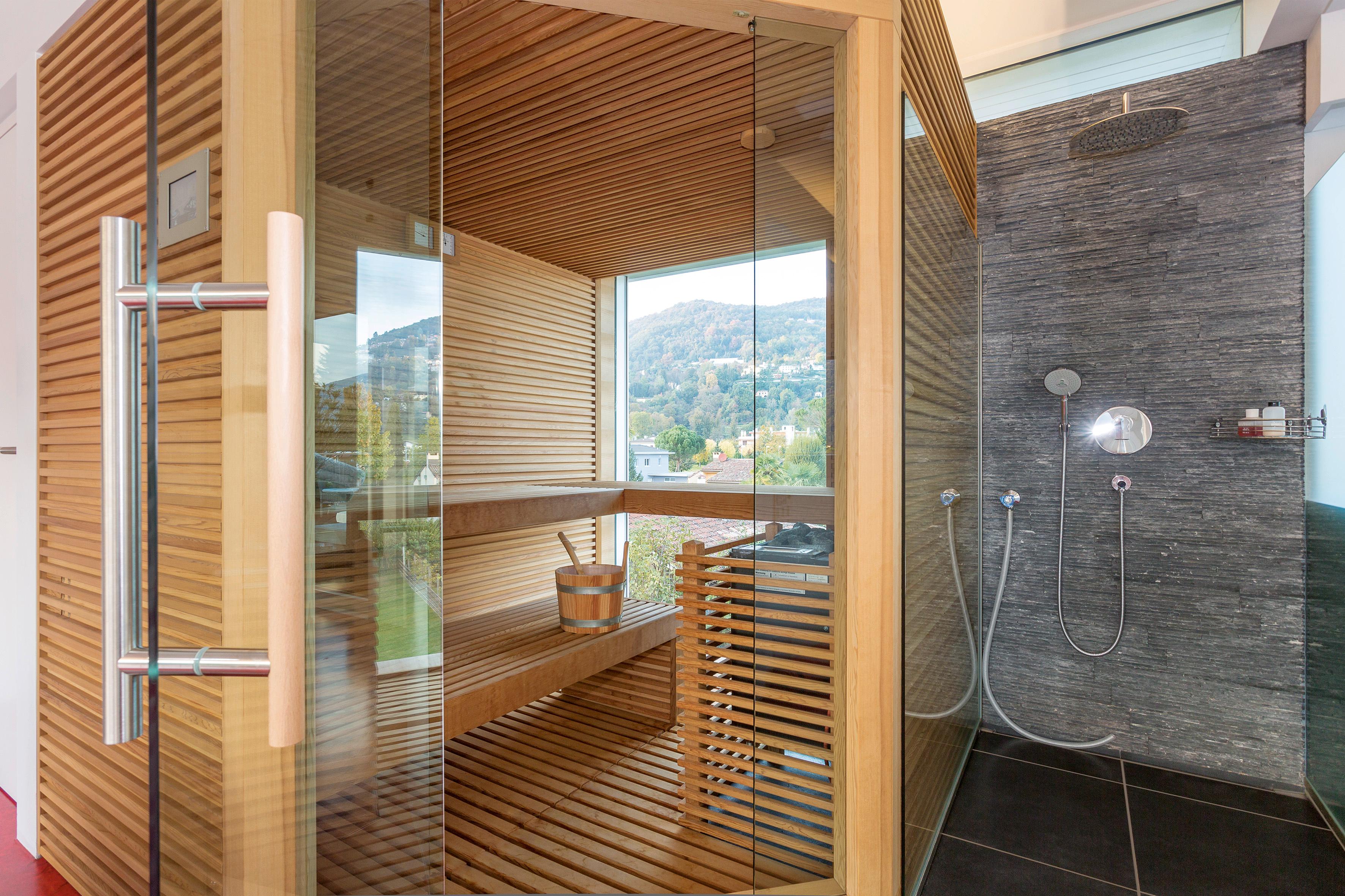Sauna und Dusche #dusche #steinwand #sauna ©HUF HAUS