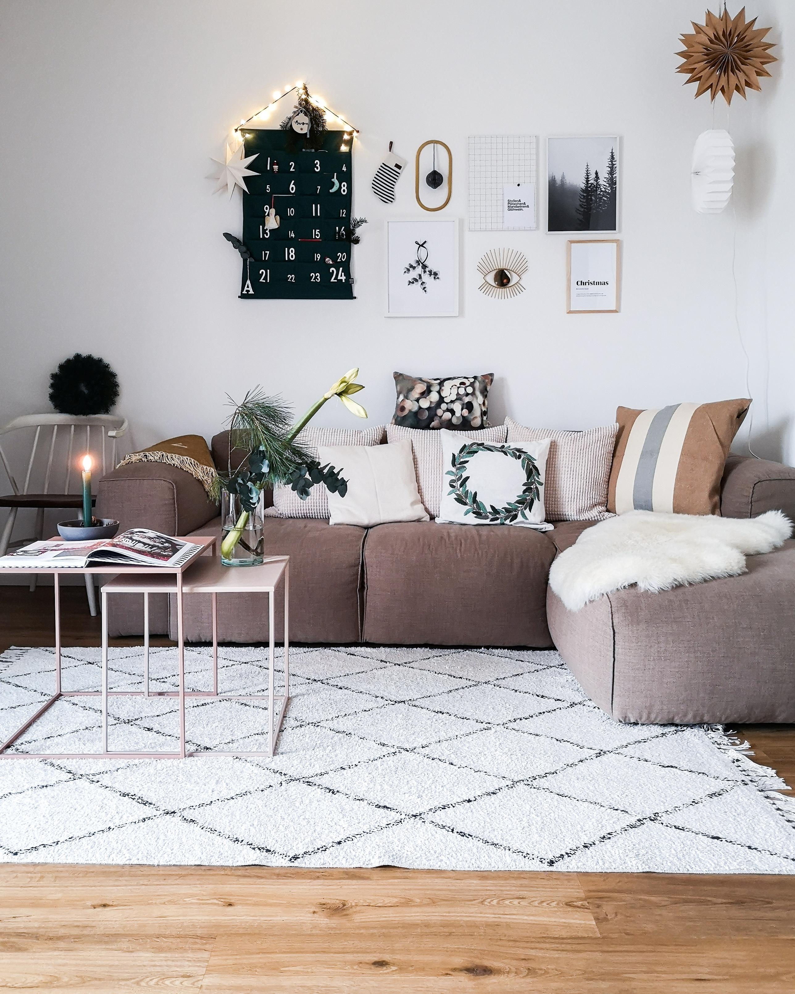 Scandi Christmas
#scandinaviandesign #sofa #couch #christmasdecoration #scandichristmas #whiteliving #gallarywall 