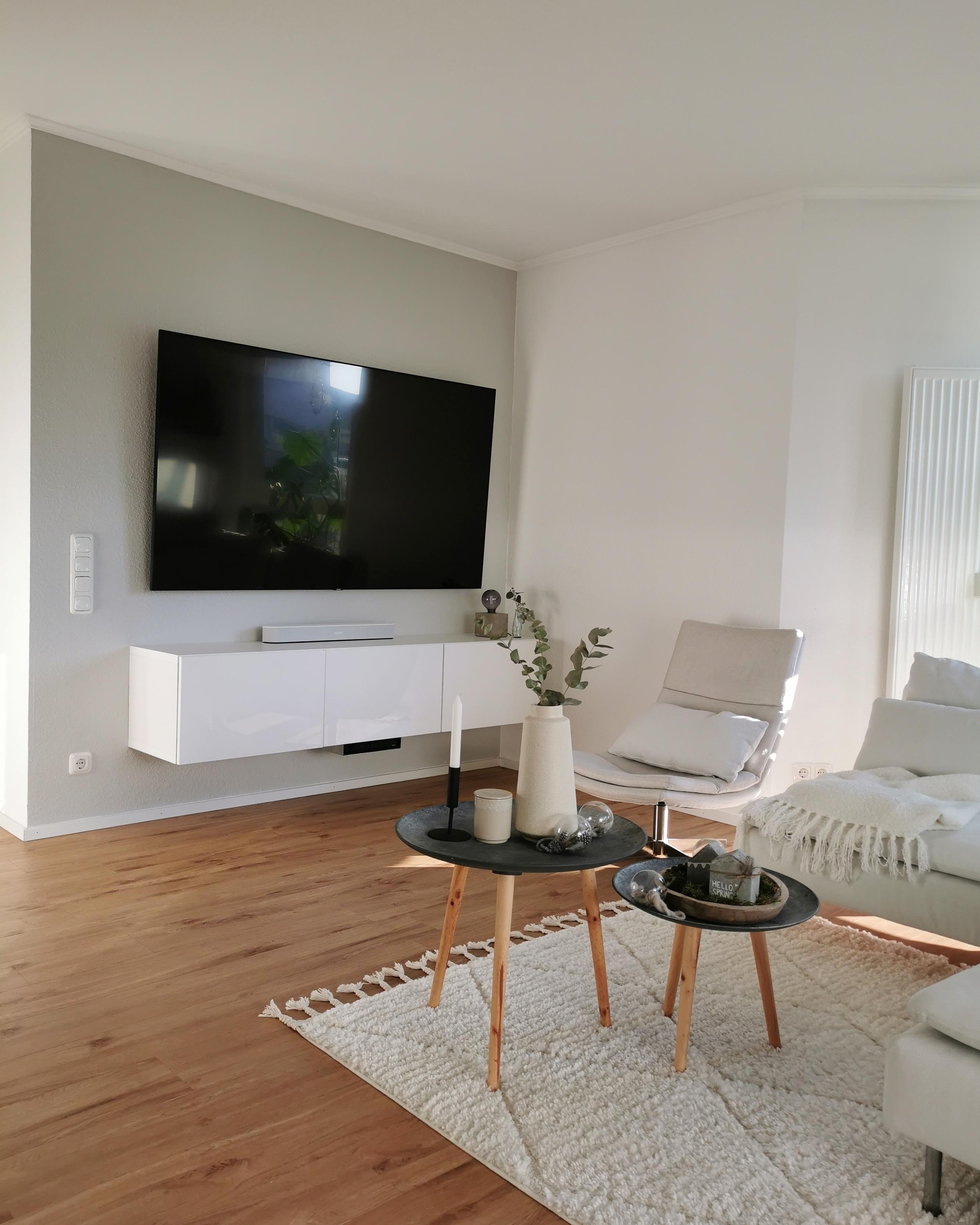 #scandistyle #whiteliving #wohnzimmer #tvbank #couchtisch #couch #teppich #naturtöne 🤍