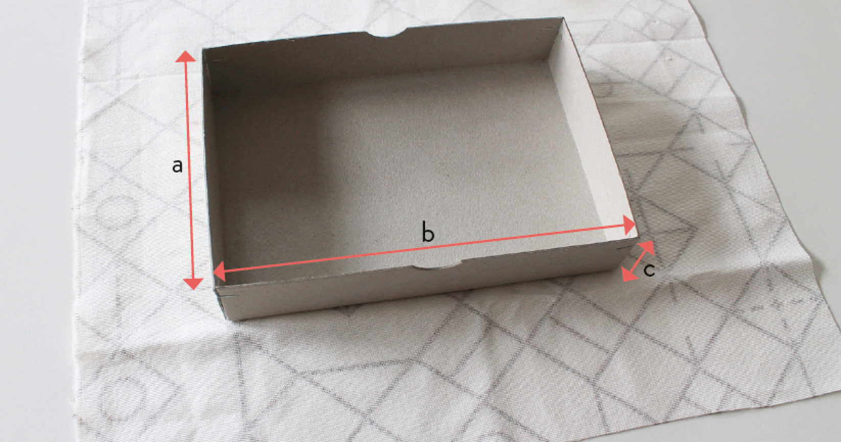 Schachtel mit Stoff beziehen - Schritt 1 #diy ©supercraftlab.com