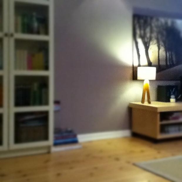 Schattenspiel im Wohnzimmer plus stetig wachsender Bücherstapel #homestory