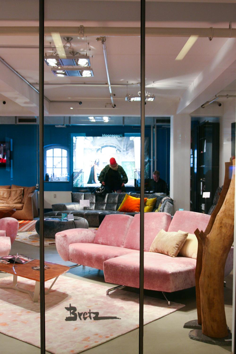 Schaufenster Bretz Store #sofa #samtsofa #rosafarbenessofa #rosafarbenessamtsofa ©Bretz