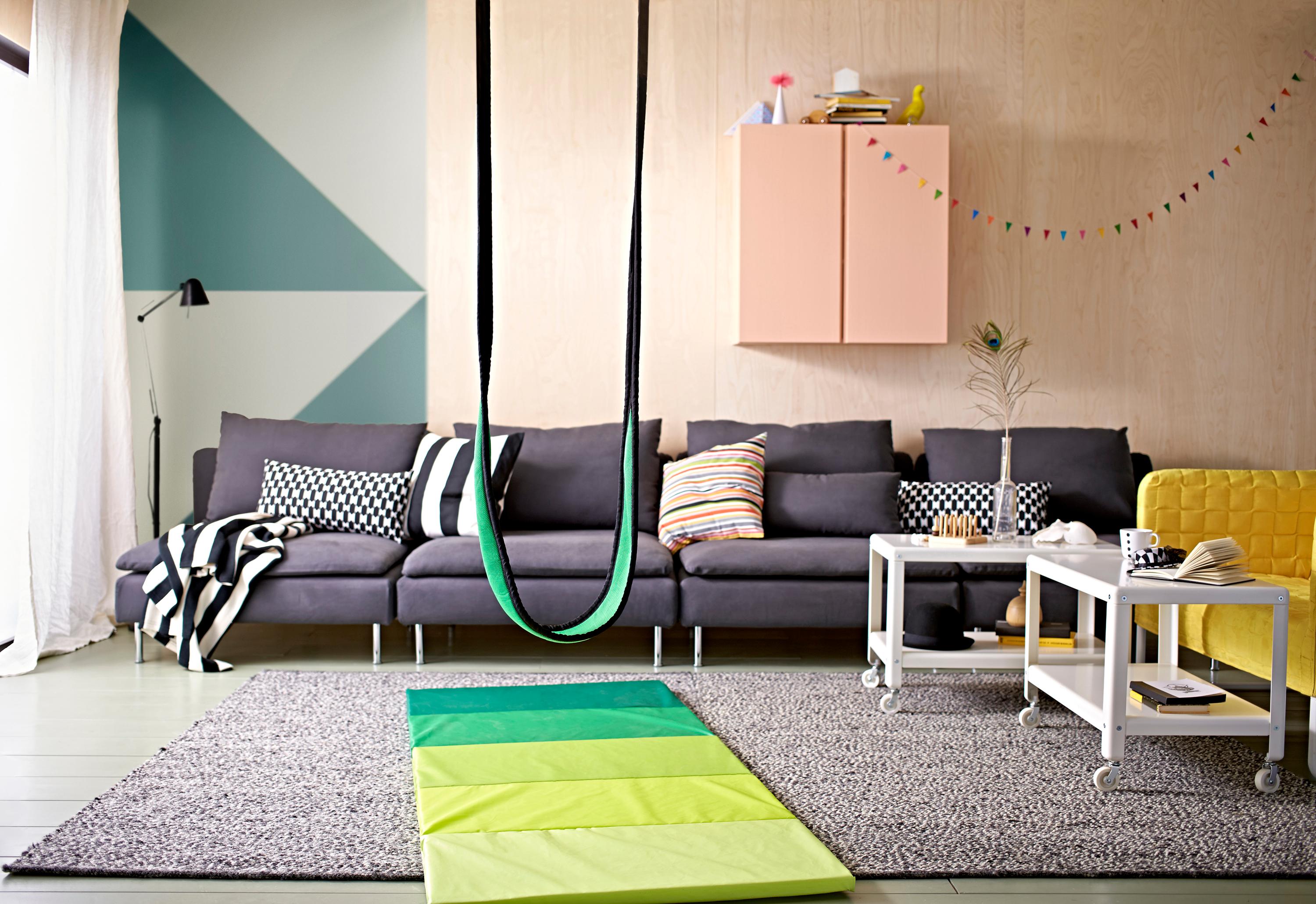 Schaukel im Wohnzimmer #couchtisch #teppich #hängeschrank #ikea #sofa #grauessofa #weißercouchtisch #schaukel #gelbessofa #grüntapete ©Inter IKEA Systems B.V.